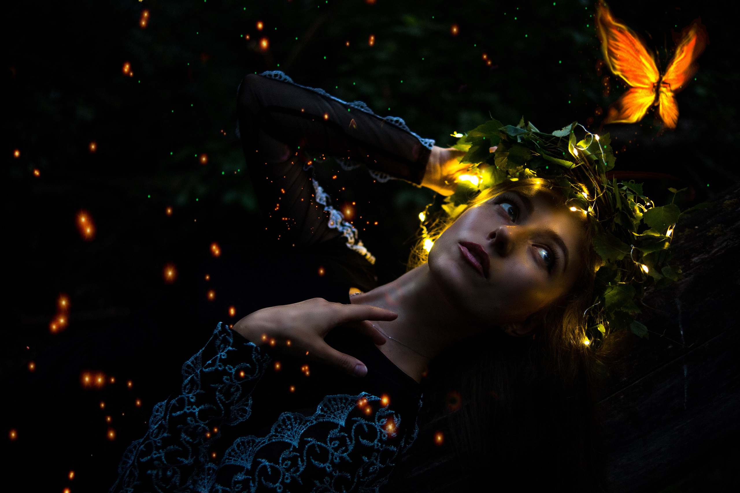 лесная фея лежит в лесу в окружении сказочных бабочек