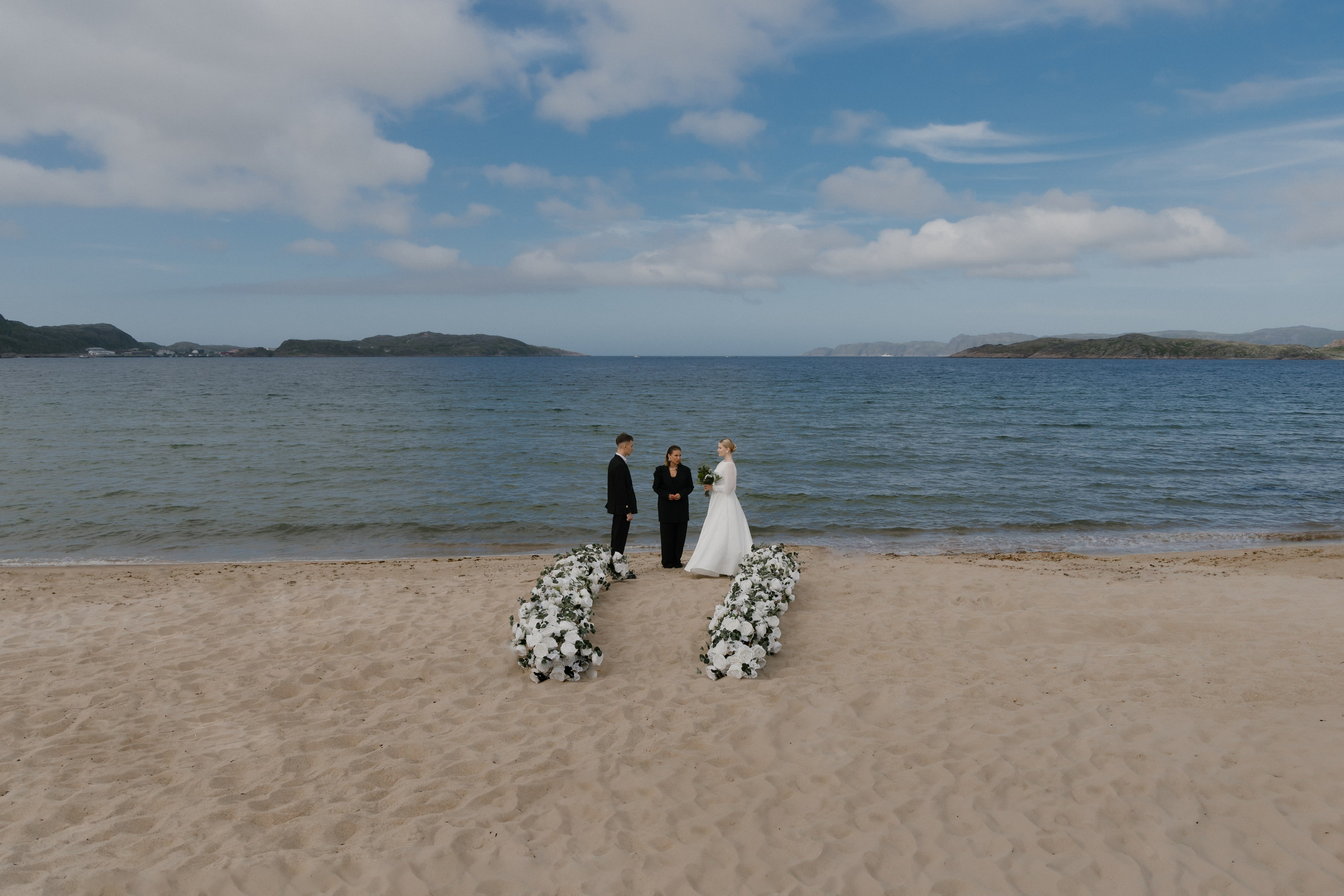 Молодожёны целуются на берегу Баренцева моря в Териберке.