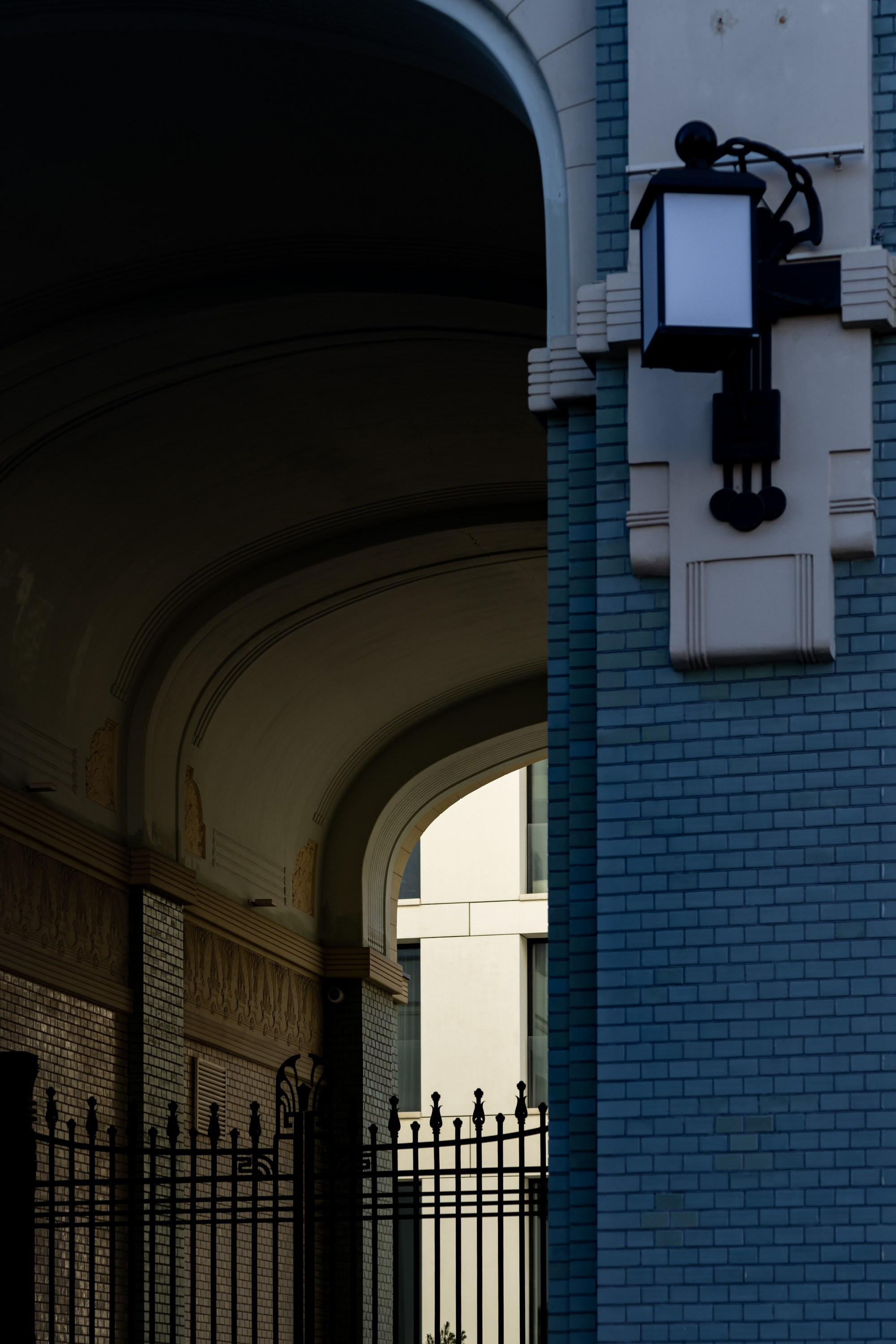 Свет и тень в городе. Фотограф в Москве. Шахабудин