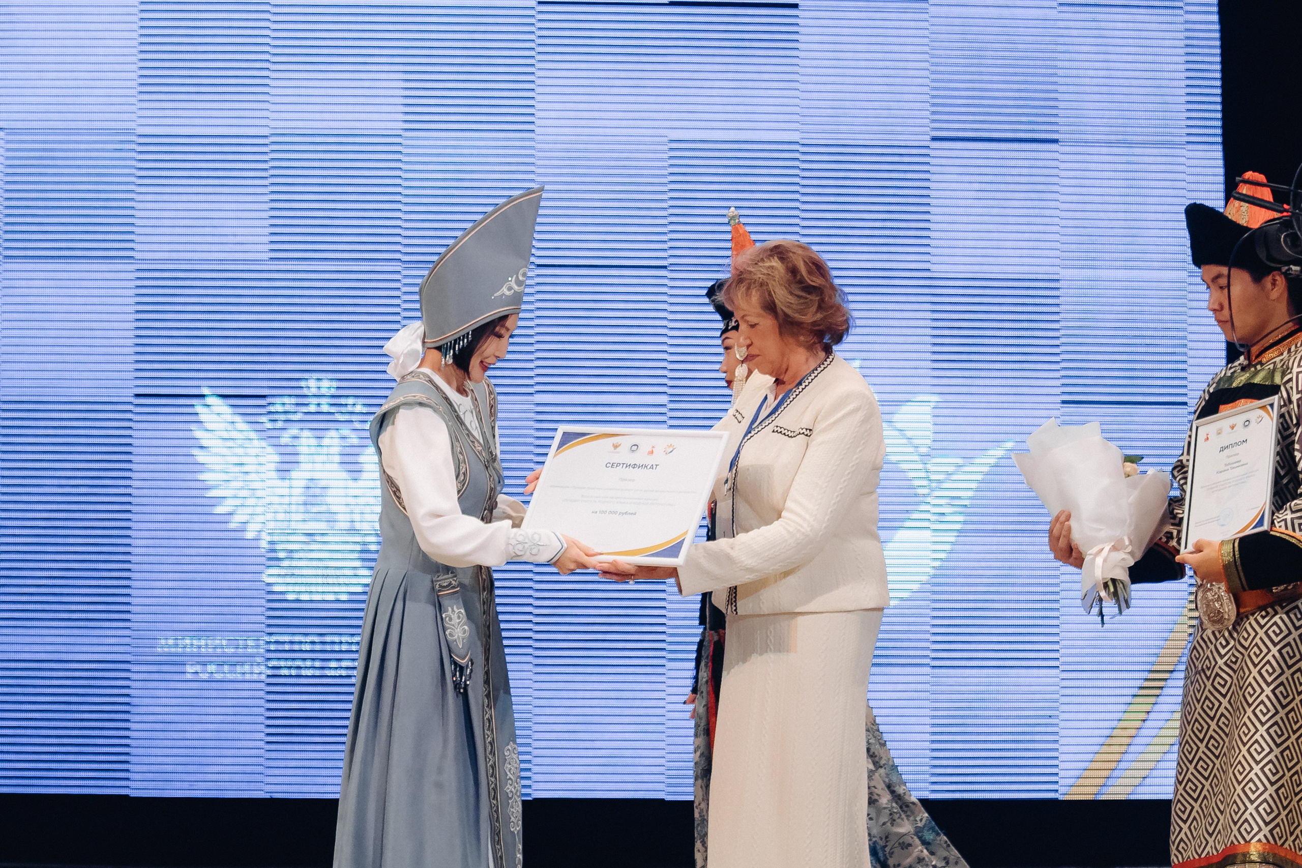 Лучший учитель родного языка и литературы 2025. Свадебный и семейный фотограф в Улан-Удэ