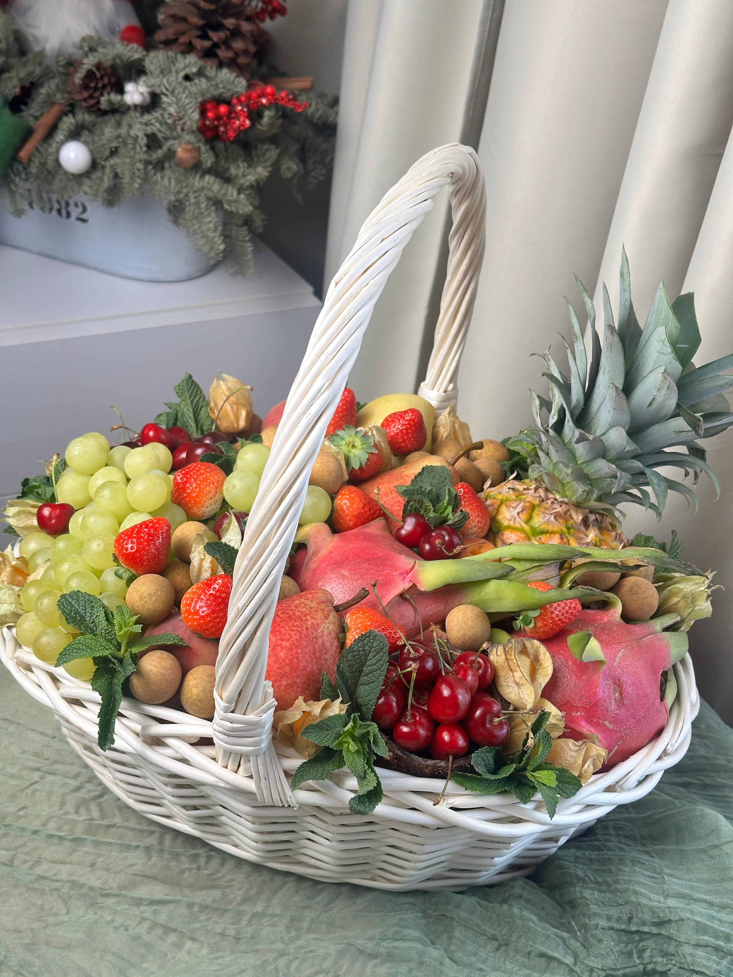 Корзины. Выездной кейтеринг, съедобные букеты, торты и сладости на заказ