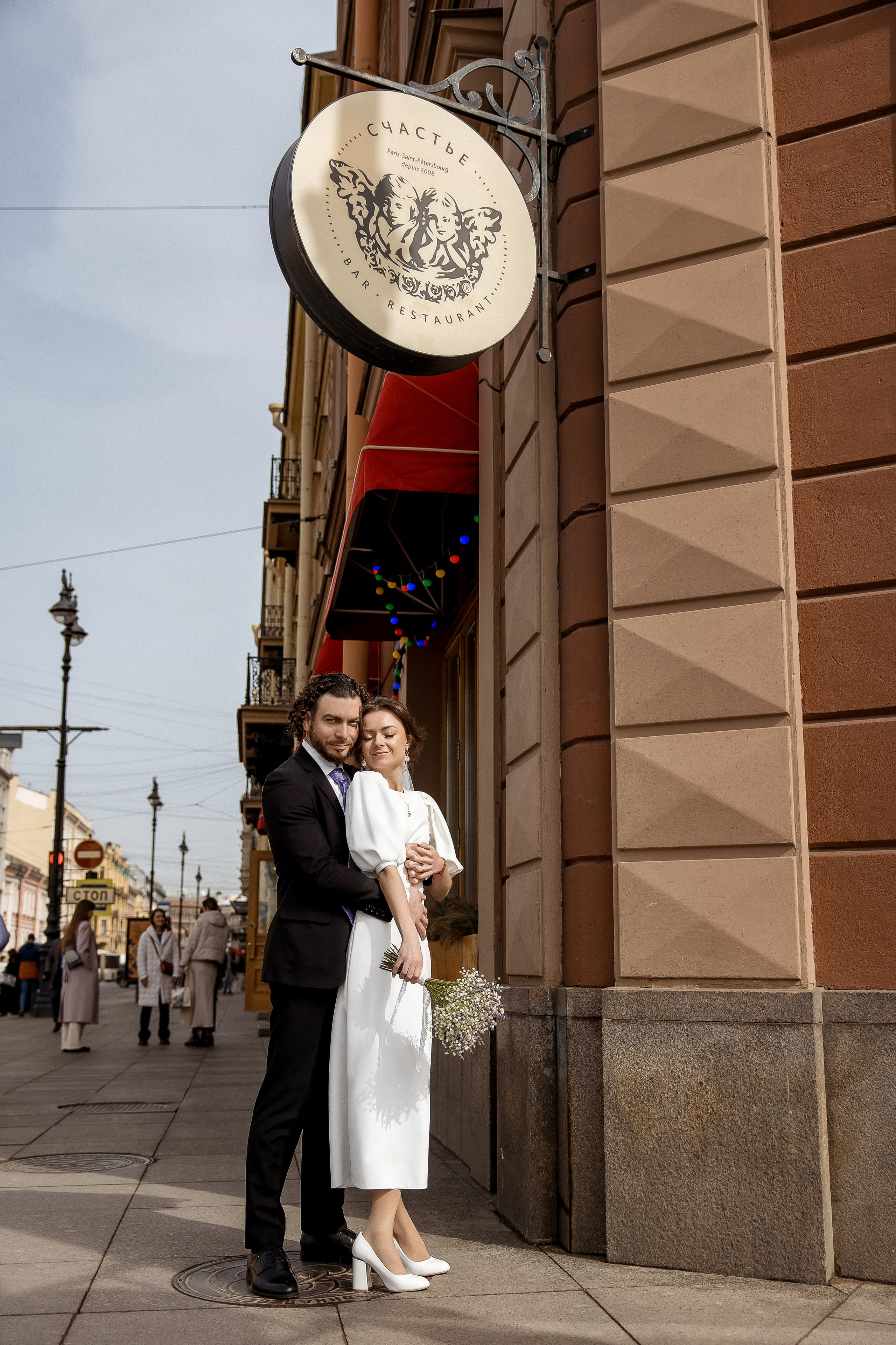 Красивая фотография со смыслом - свадебная пара на фоне вывески с надписью "Счастье"
