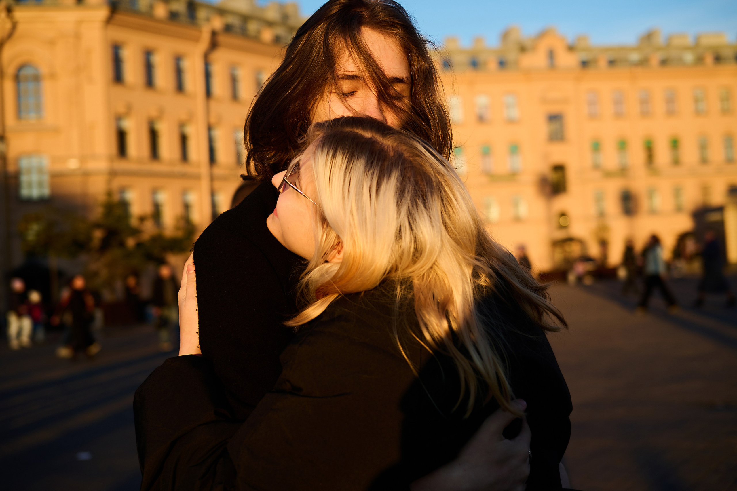 Влюбленные подростки на улицах Питера