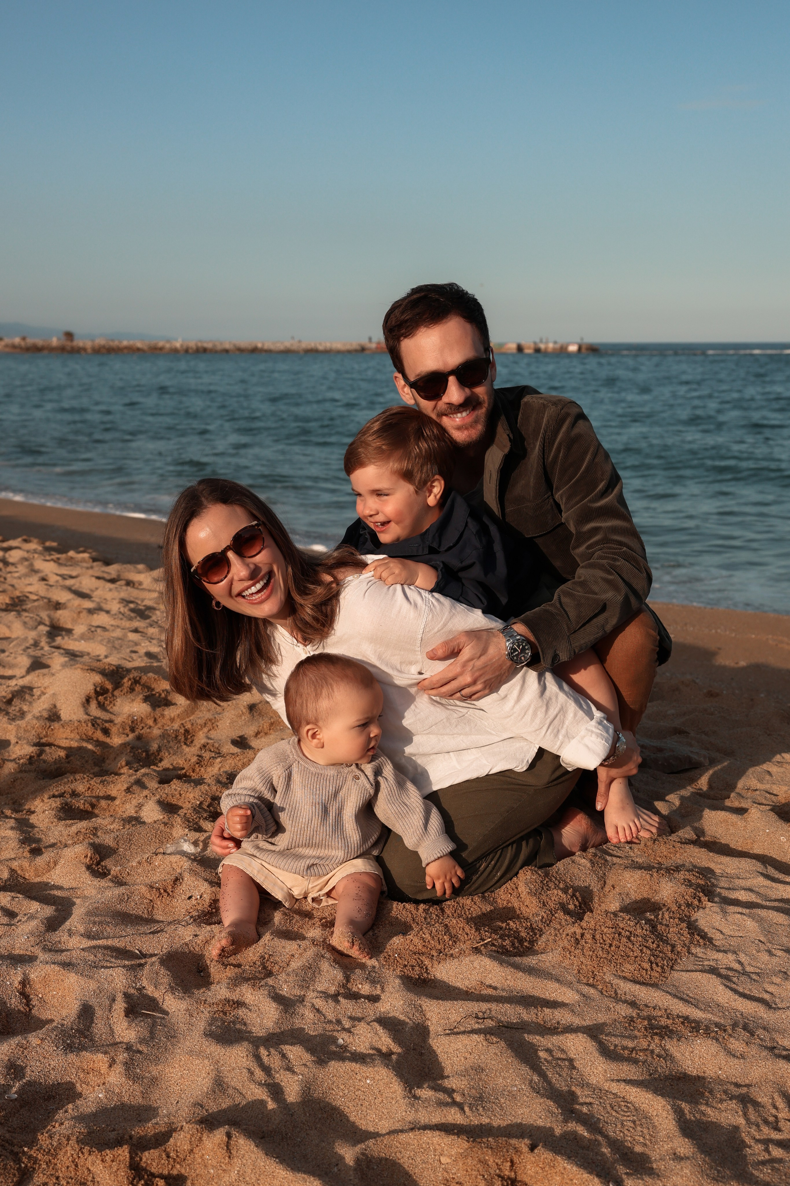 Family pizza at the sea. Natalia Zhuravleva|family, newborn, maternity photographer in Barcelona