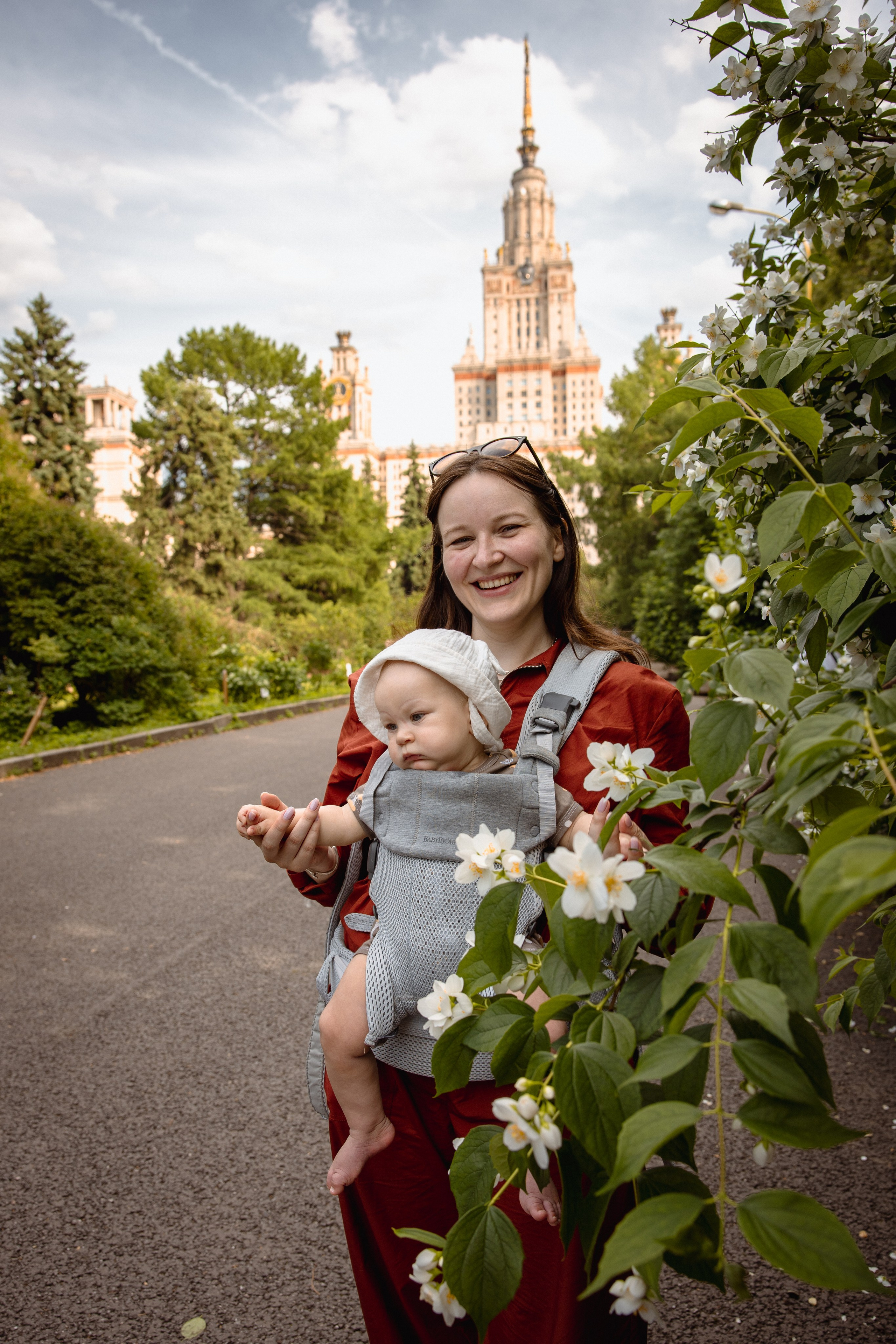 Настя с сыном у Alma-Mater. Ваш семейный newborn и lifestyle фотограф в СПБ Наталья Журавлева