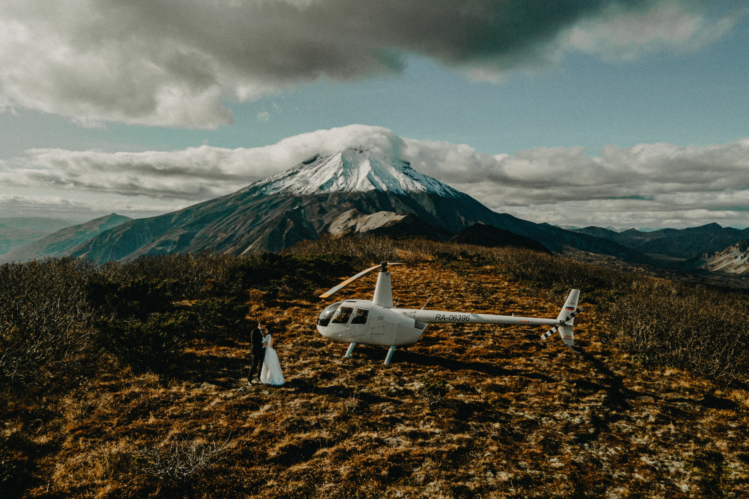 Вертолетный полет Бухта Жировая. Свадебное фото и видео на Камчатке. Туристические маршруты