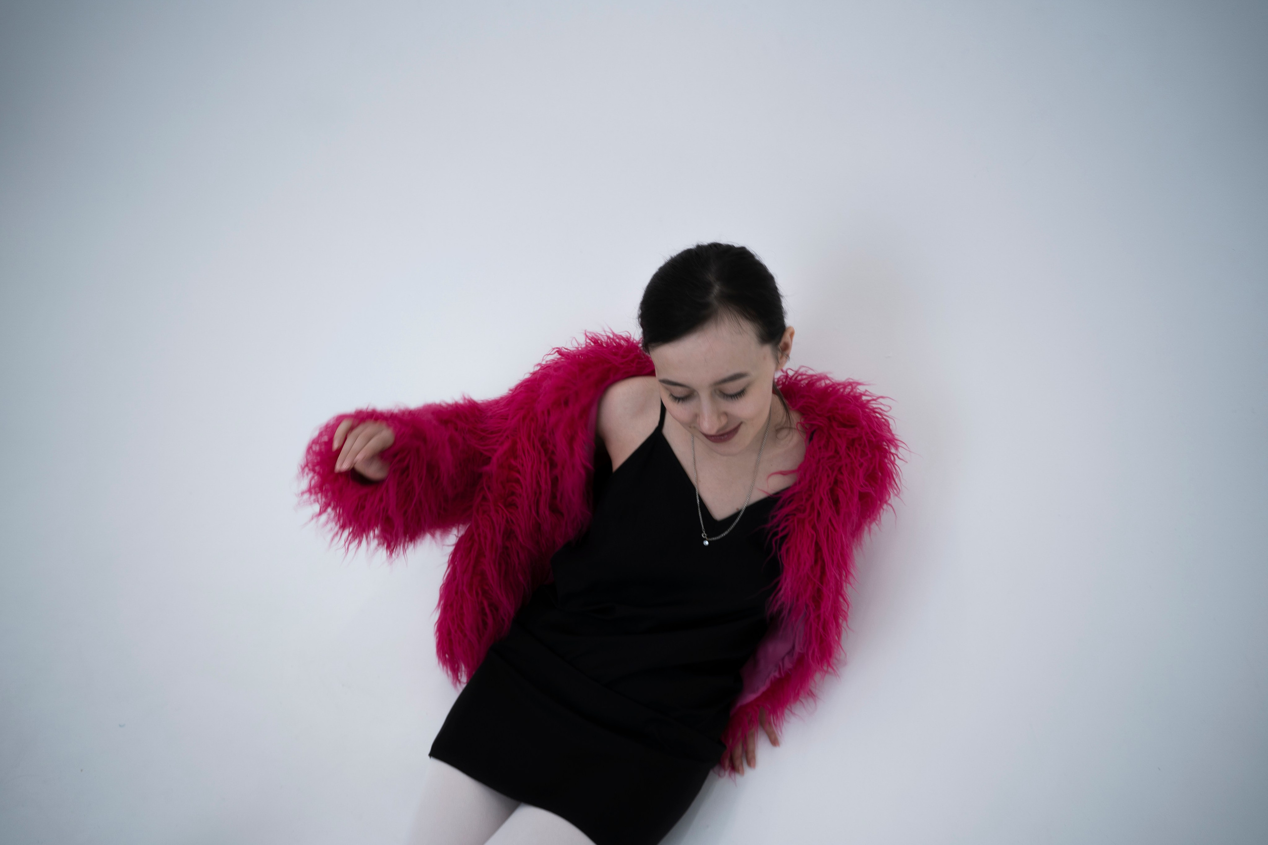 ДЕВОЧКА НА ШАРЕ. Главная