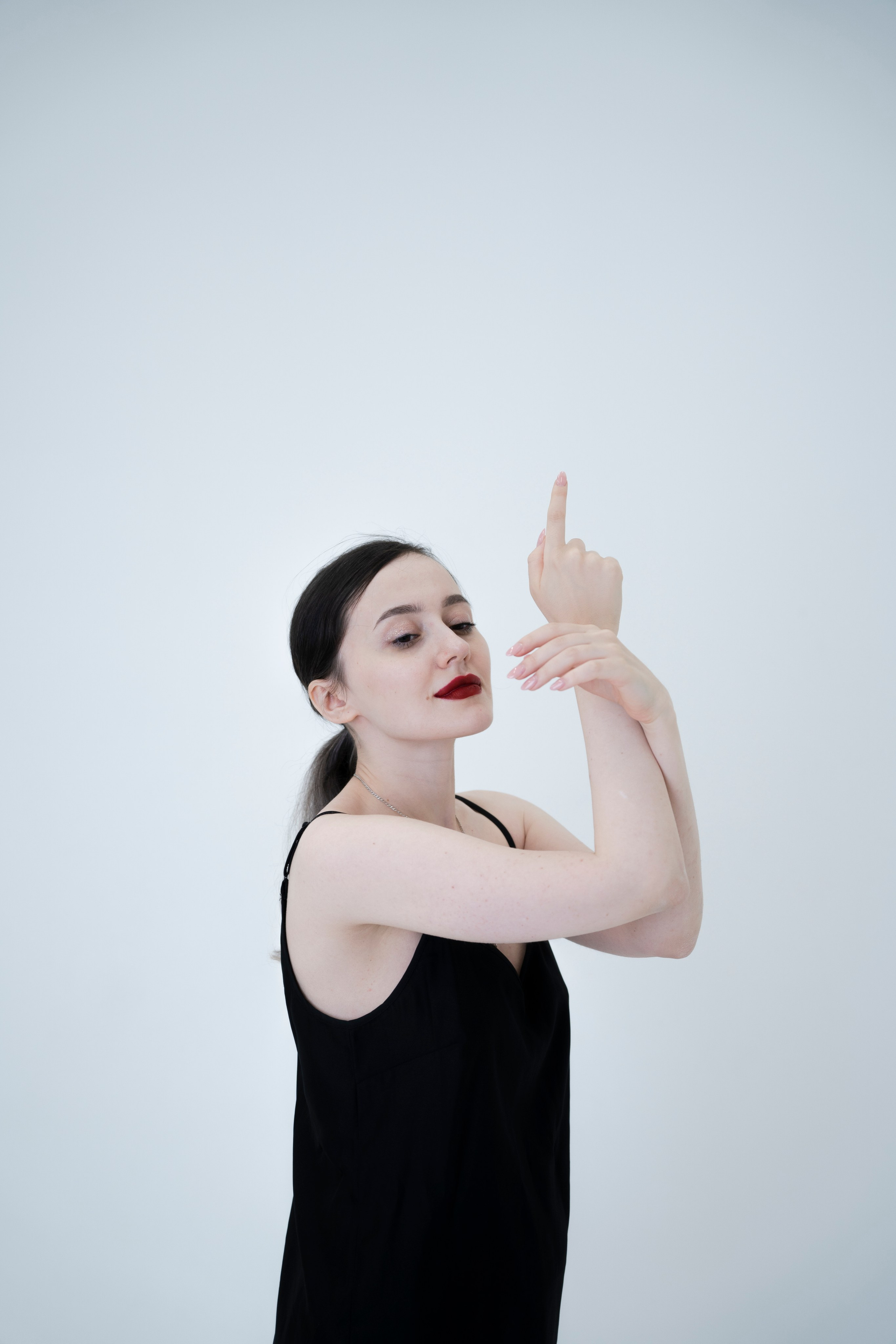 ДЕВОЧКА НА ШАРЕ. Главная