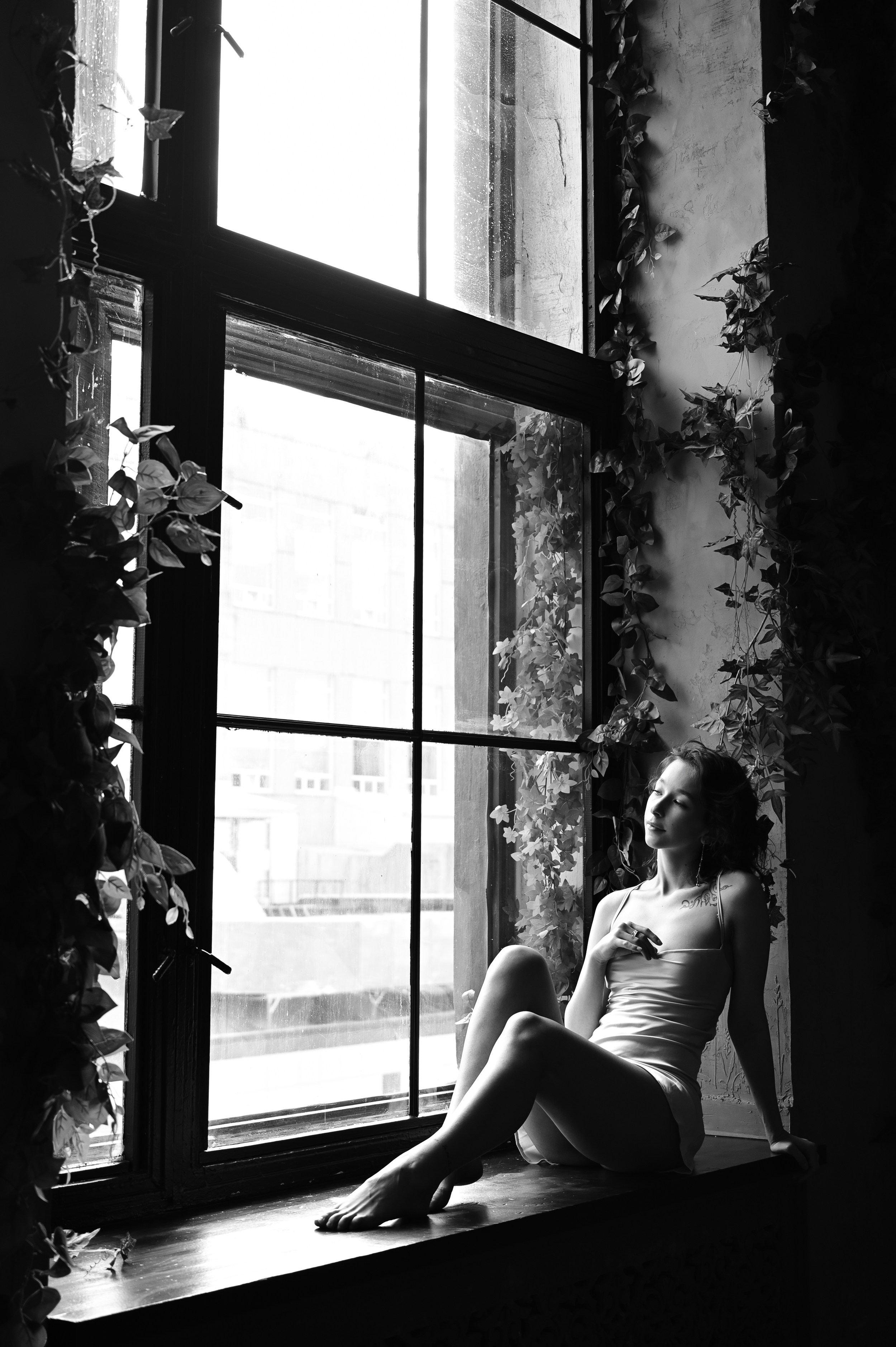Женская фигура в потоке света из окна, тени и контрастная ч/б съёмка