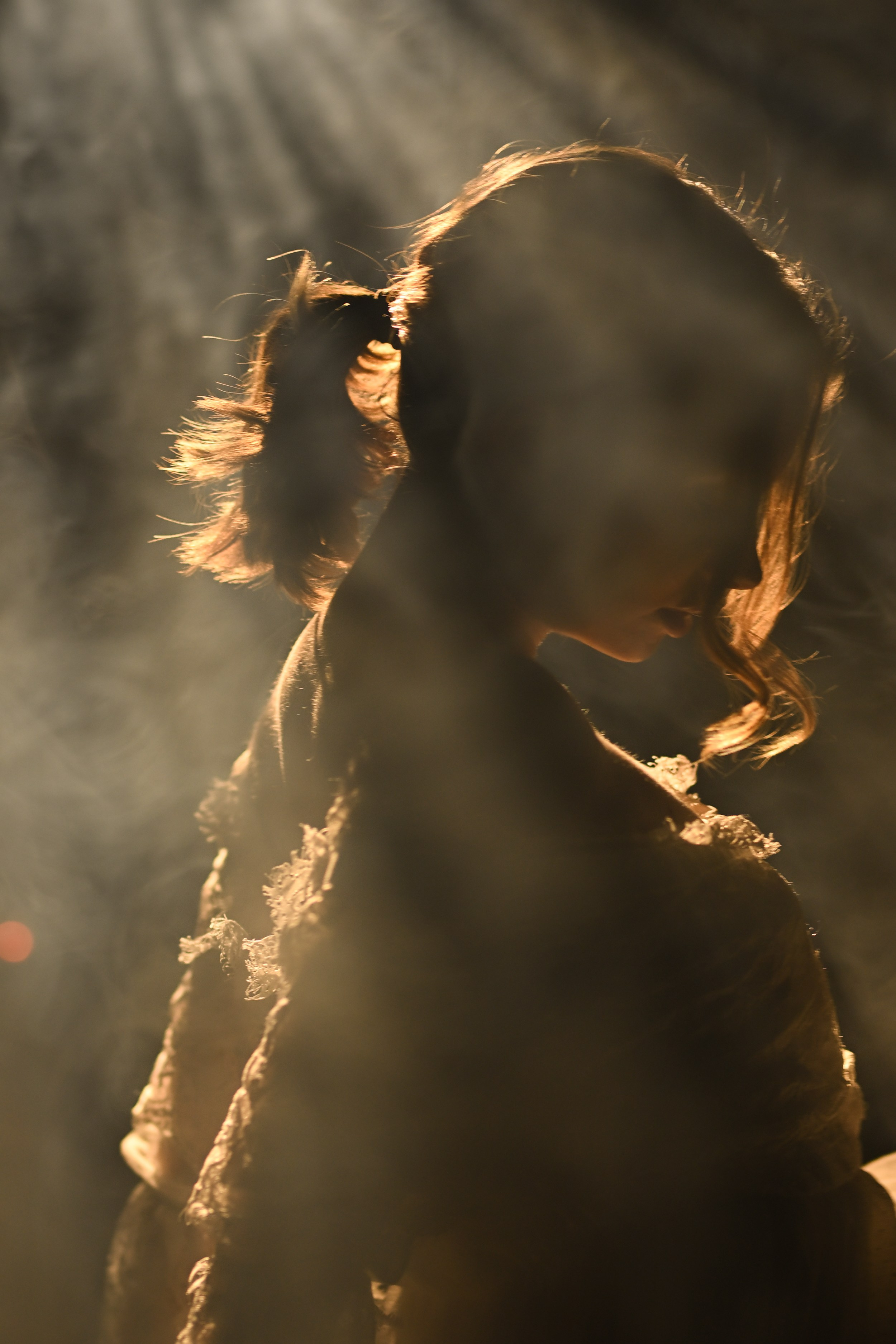 Атмосферный портрет в студии с лучами света и дымом, Казань, фотограф Клейменов