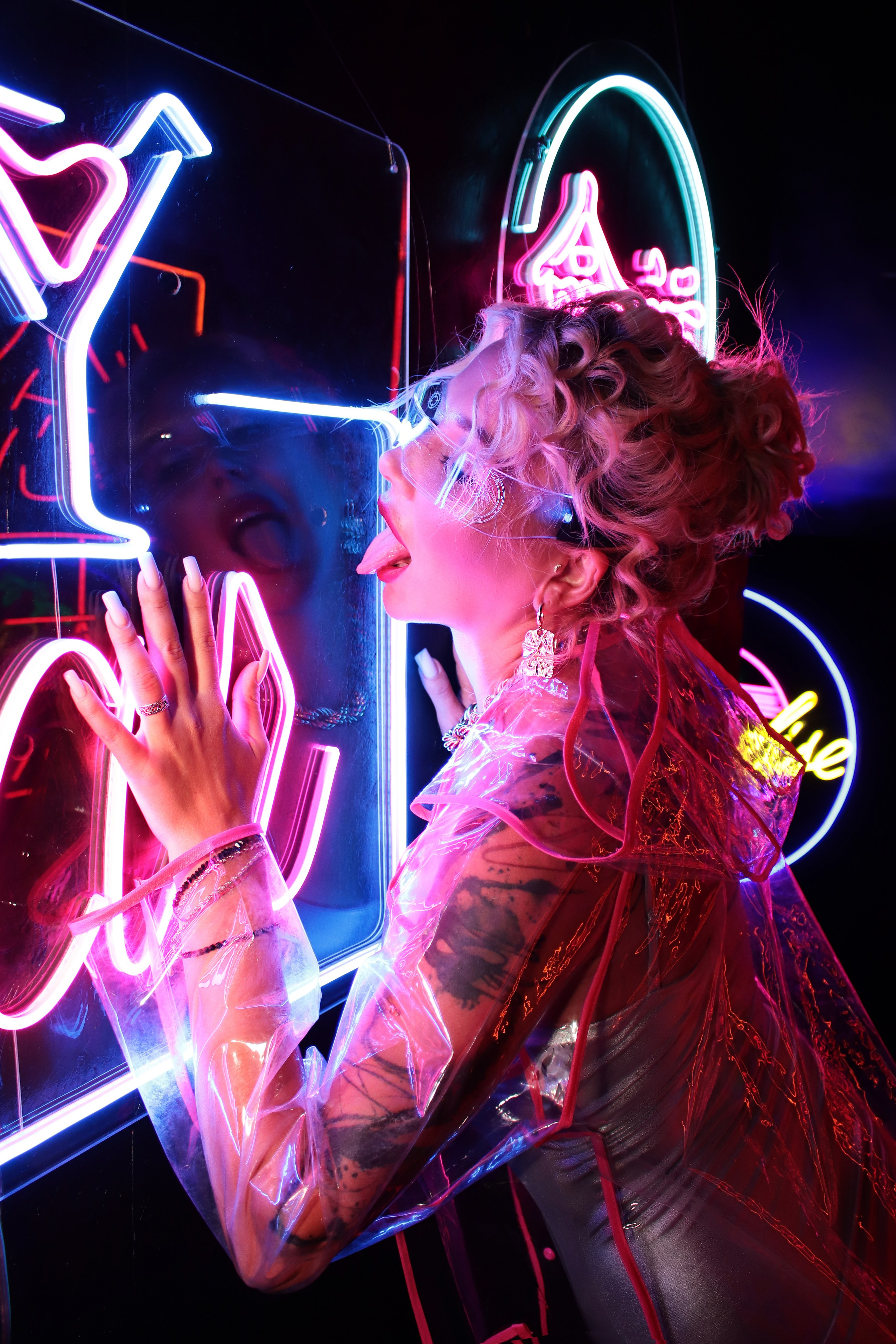 В неоновом свете. Фотограф Химки Анна Татарских