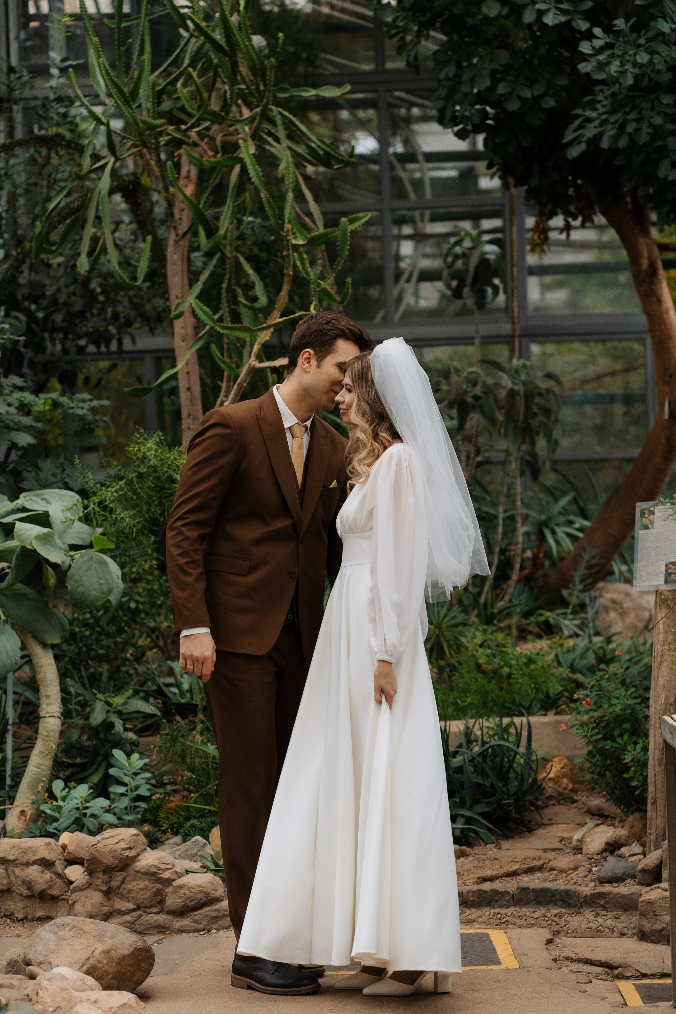 Свадебная фотосессия в оранжерее, Москва. Свадебный фотограф в Москве Анна Полушина