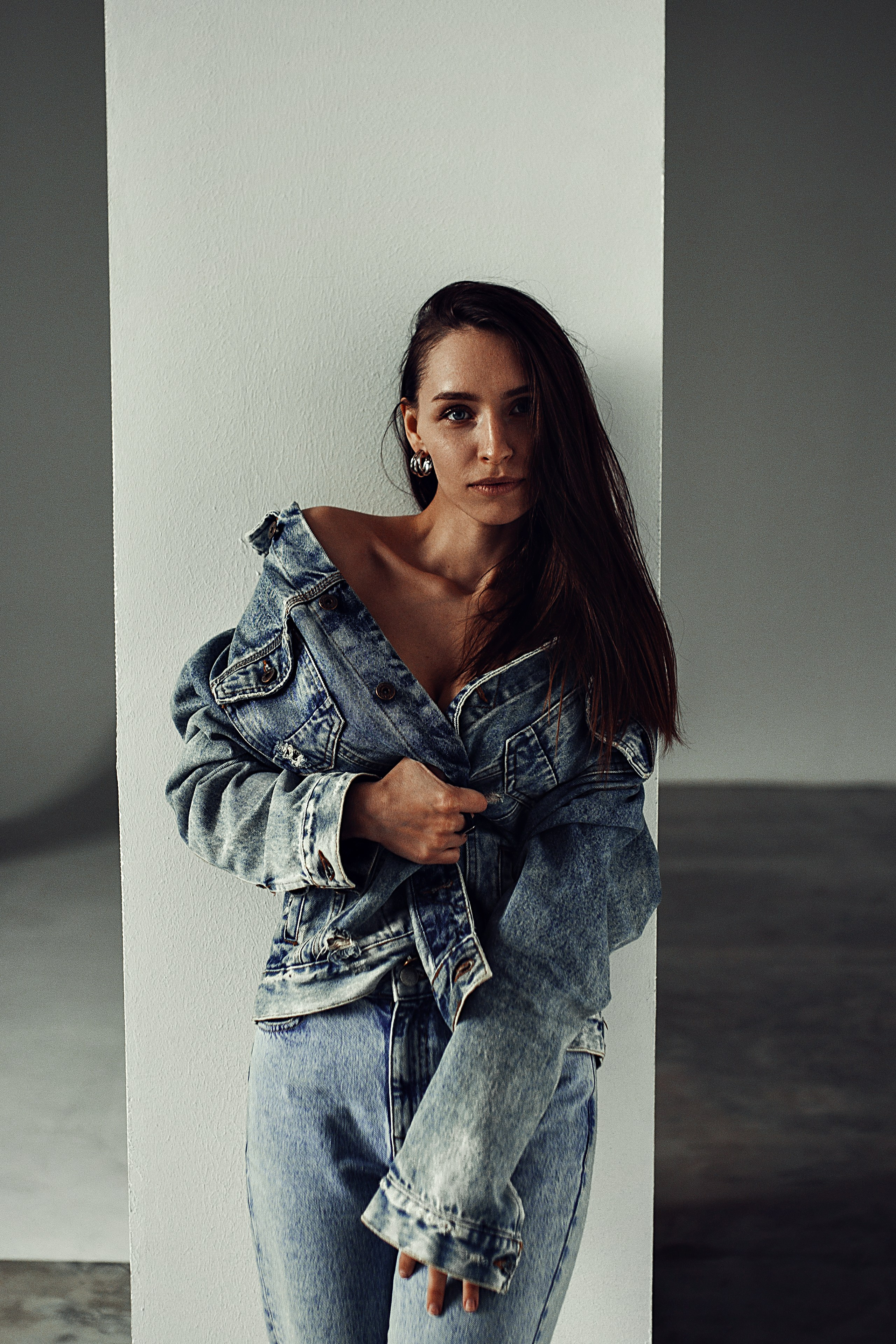 Фотограф Сергей Томашев: портрет на белой циклораме с естественным рассеянным светом