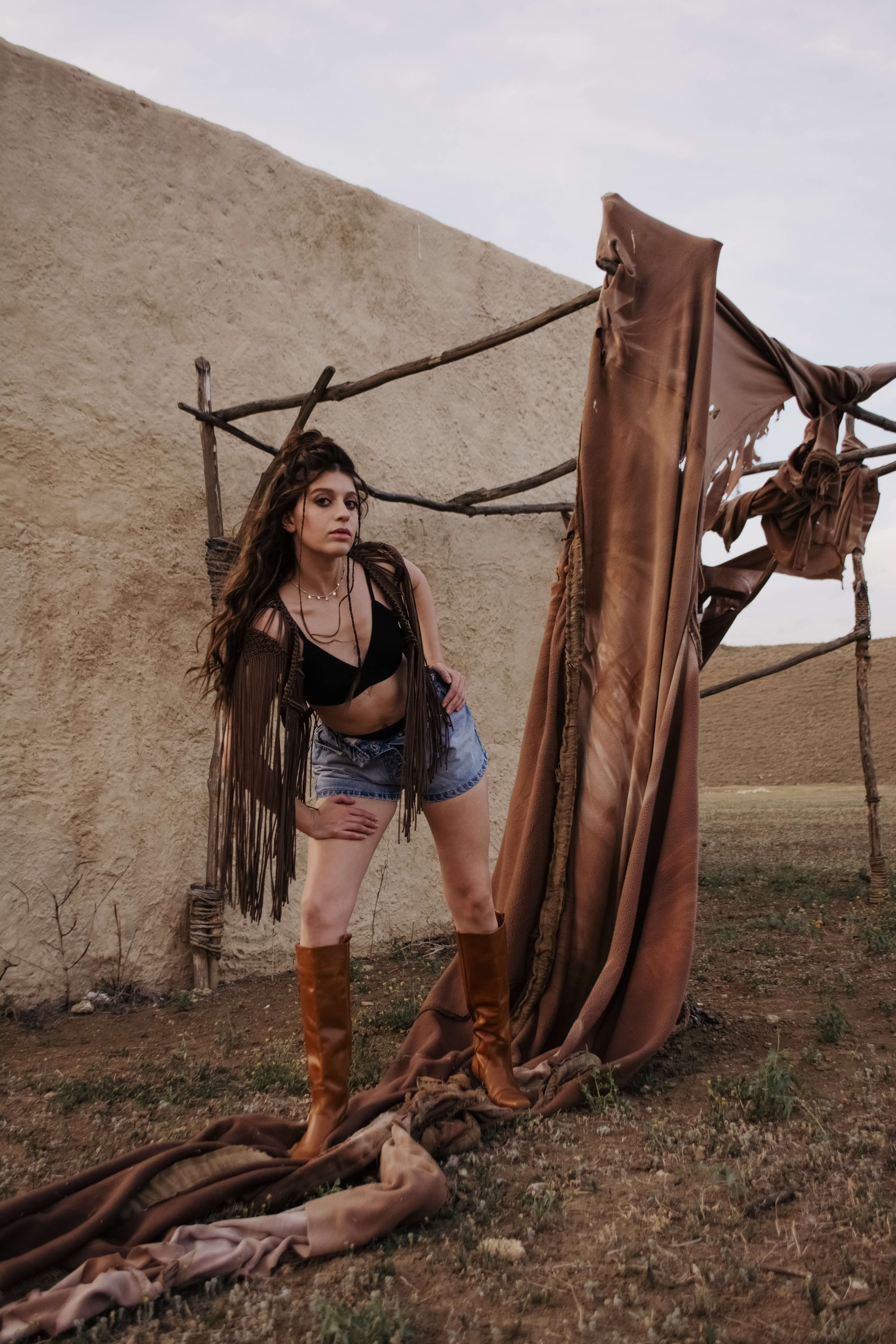 Съемка в декорациях старого города для бренда одежды. Портретный и свадебный фотограф в Тбилиси • xeniqo