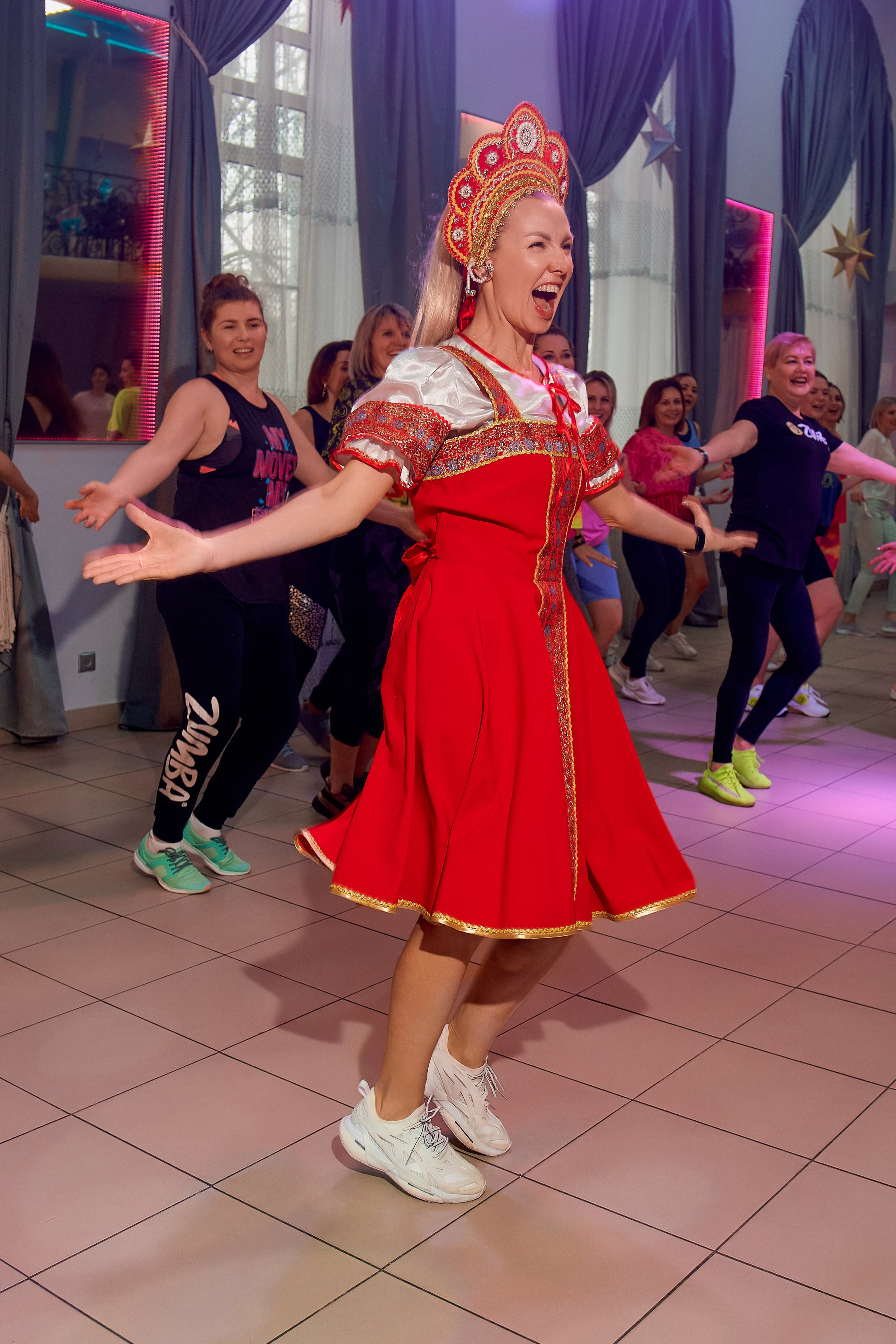 Благотворительная тренировка ЗУМБА. Арт-кафе «Чайка». Фотограф Таганрог Анна Трайжон