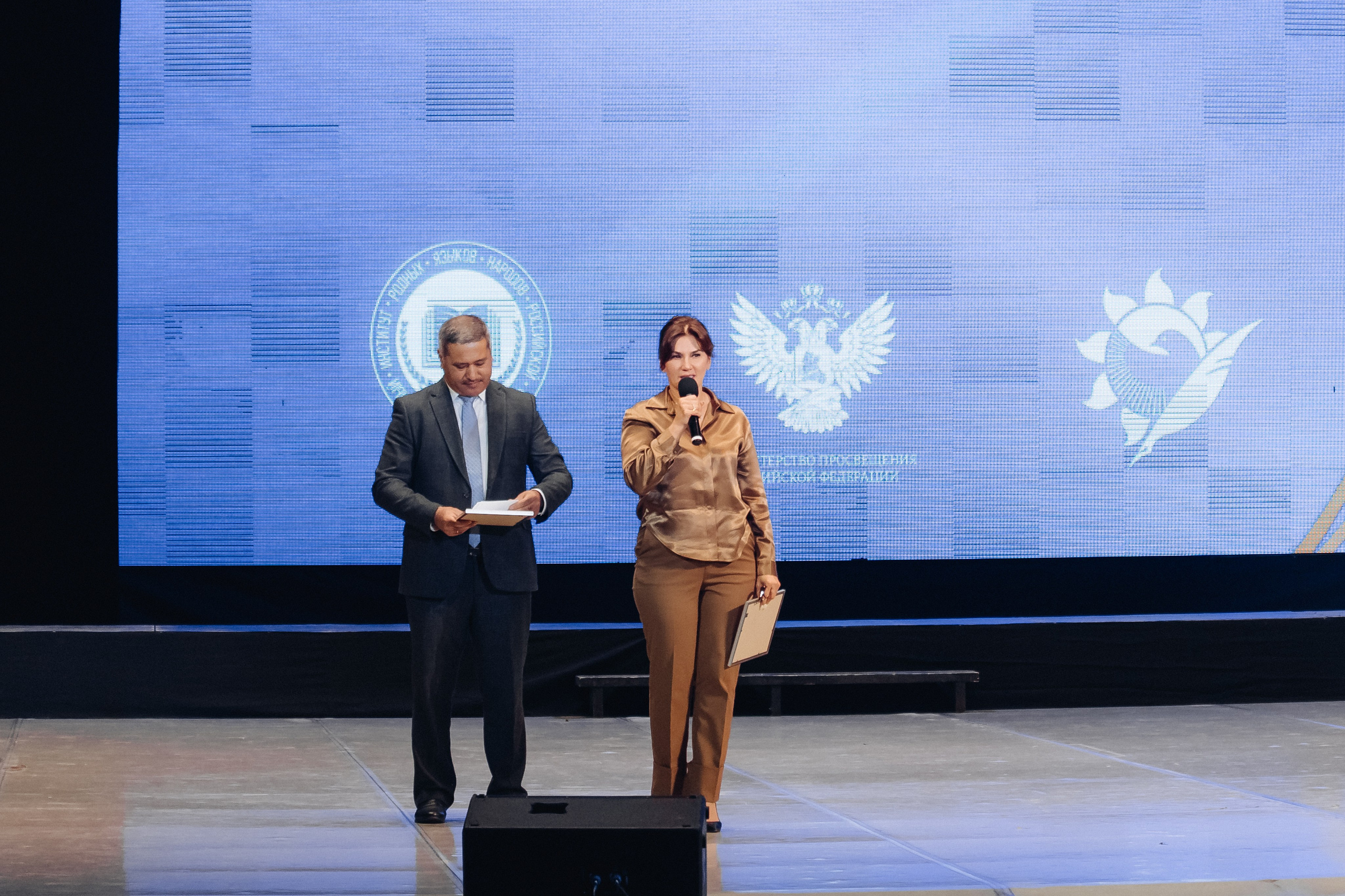 Лучший учитель родного языка и литературы 2025. Свадебный и семейный фотограф в Улан-Удэ