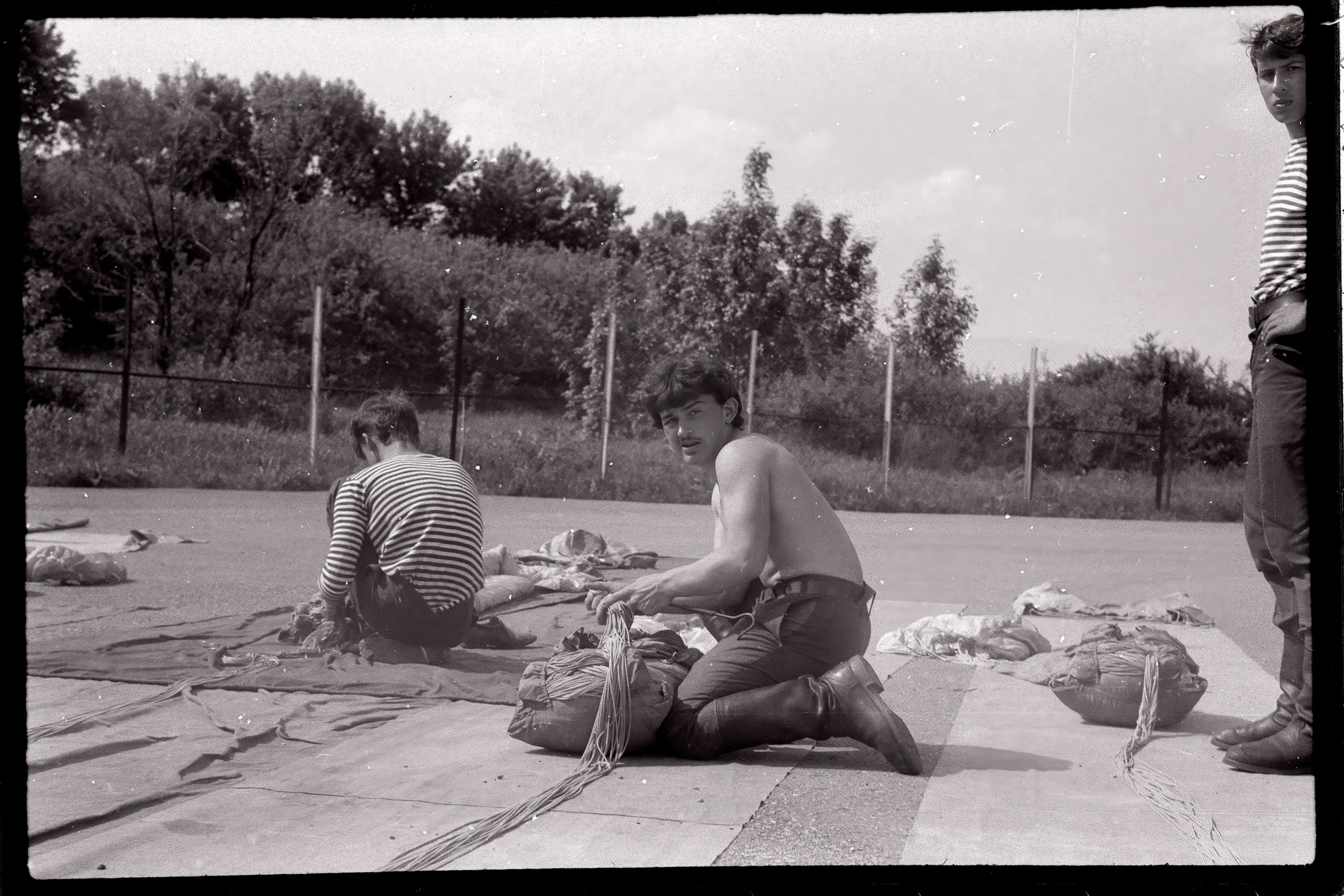 Парашютные сборы 1990 год съемка на ч/б пленку оцифровка 2024 год. Профессиональная фотосъемка. Ростов-на-Дону