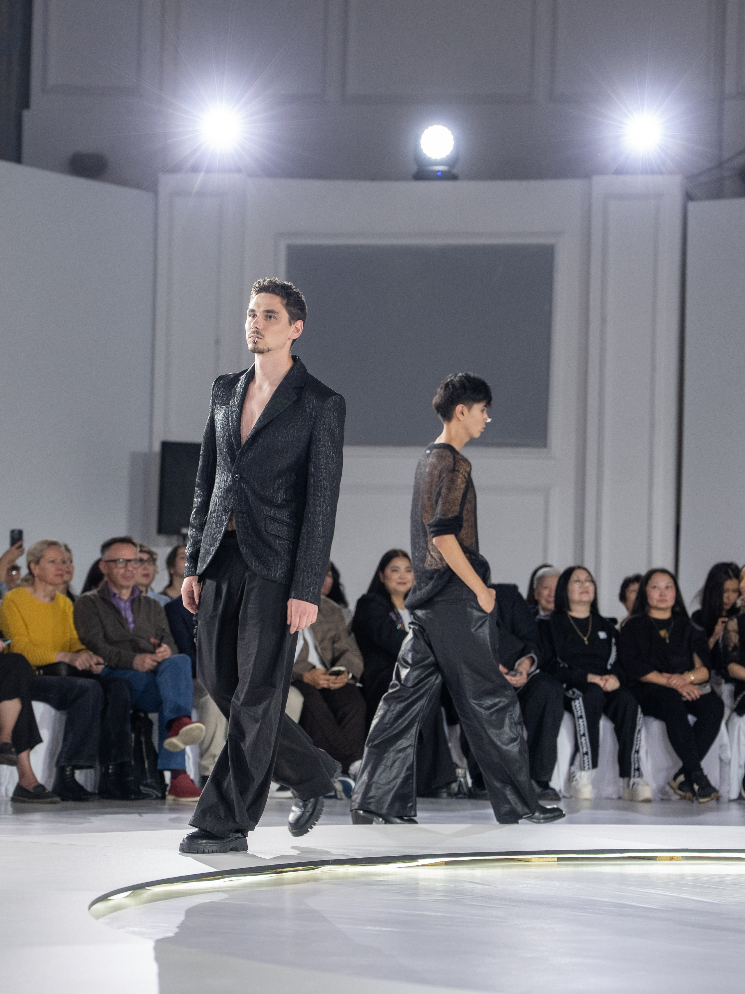 Дизайн DVALI. Сайт Алматинского НЮ АРТ, будуар и фэшн фотографа Дениса Карпенко