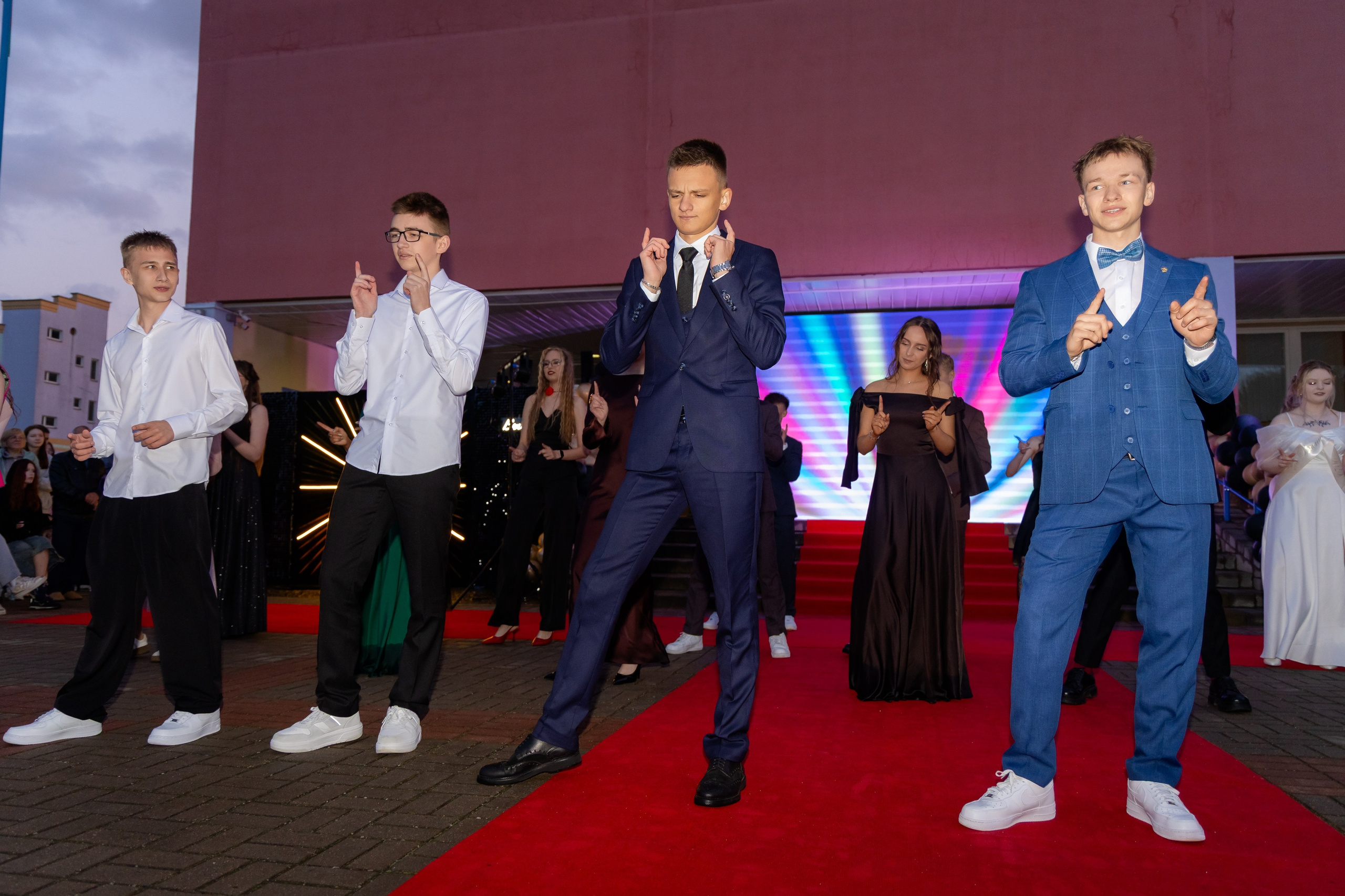 Школьный выпускной 2025 год в Минске, Беларуси. Свадебный фотограф в Минске/Беларуси Сергей Спиридонов