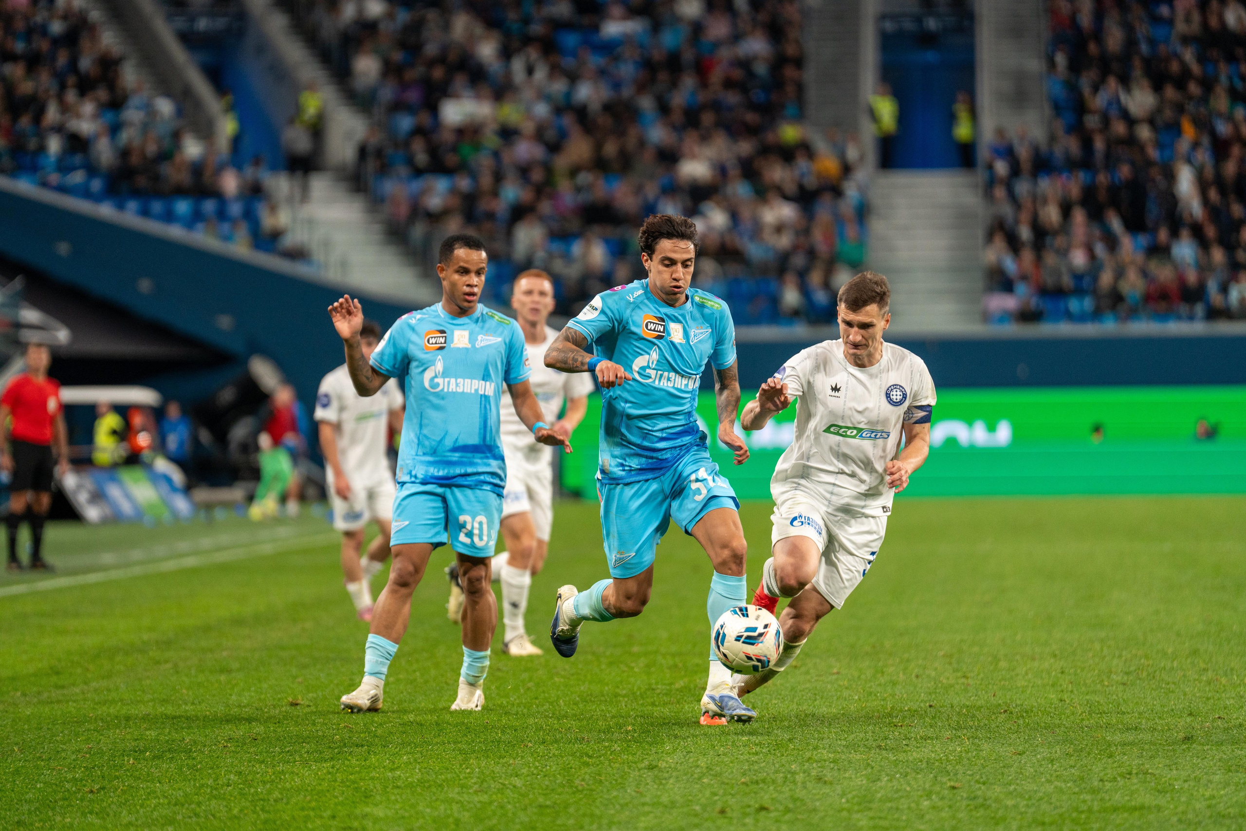 Спортивный фотограф Санкт-Петербург снимает матч Зенит – Оренбург