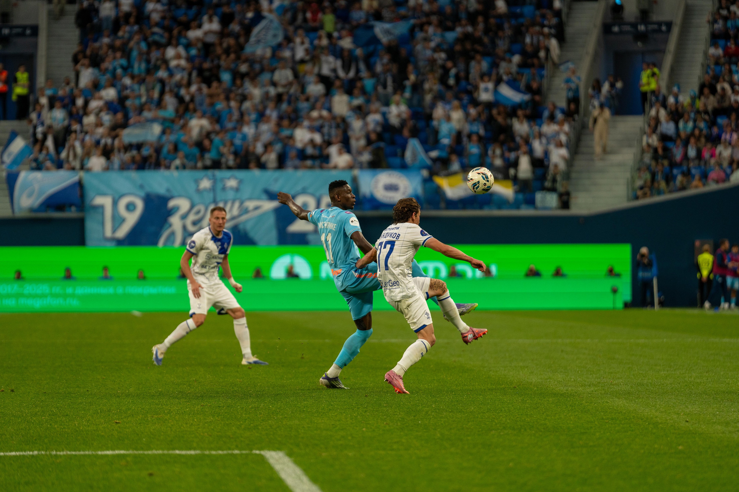 Спортивный фотограф Санкт-Петербург запечатлел борьбу Зенита и Динамо