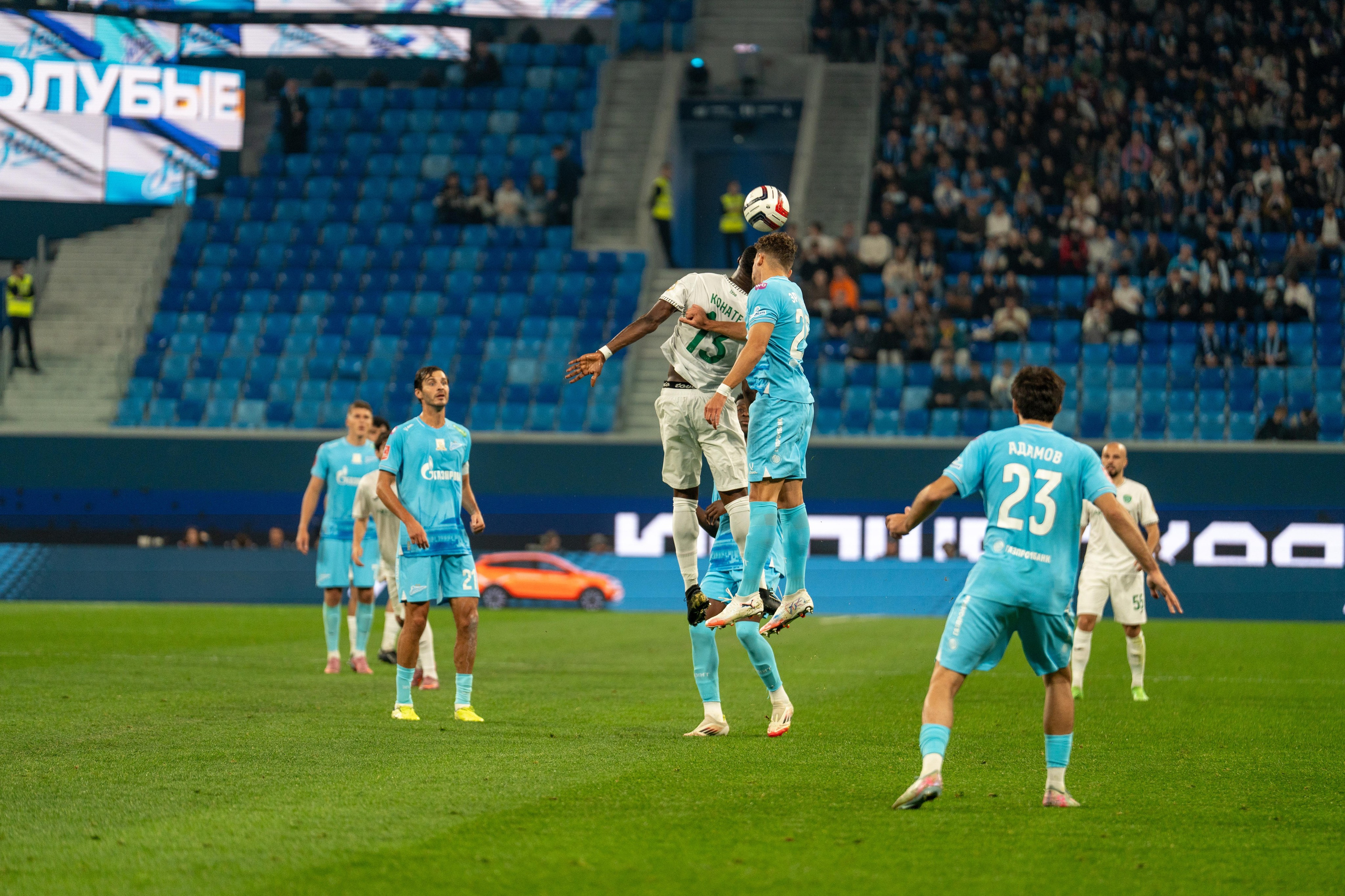 Репортажный фотограф спорт съемка матча Зенит–Ахмат на Газпром Арене