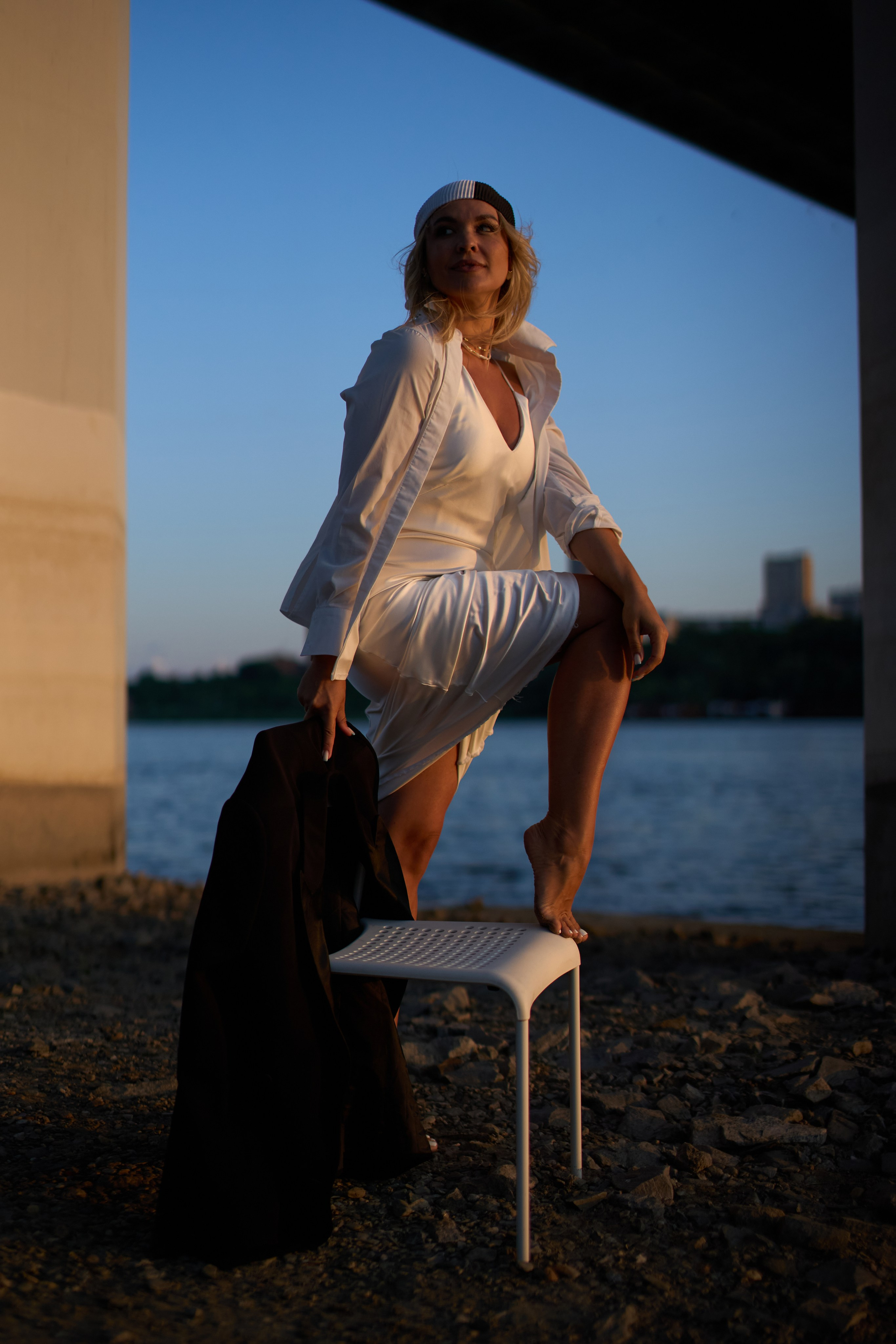 Фотосессия на закате под бугринским мостом. Репортажный и женский фотограф в Новосибирске