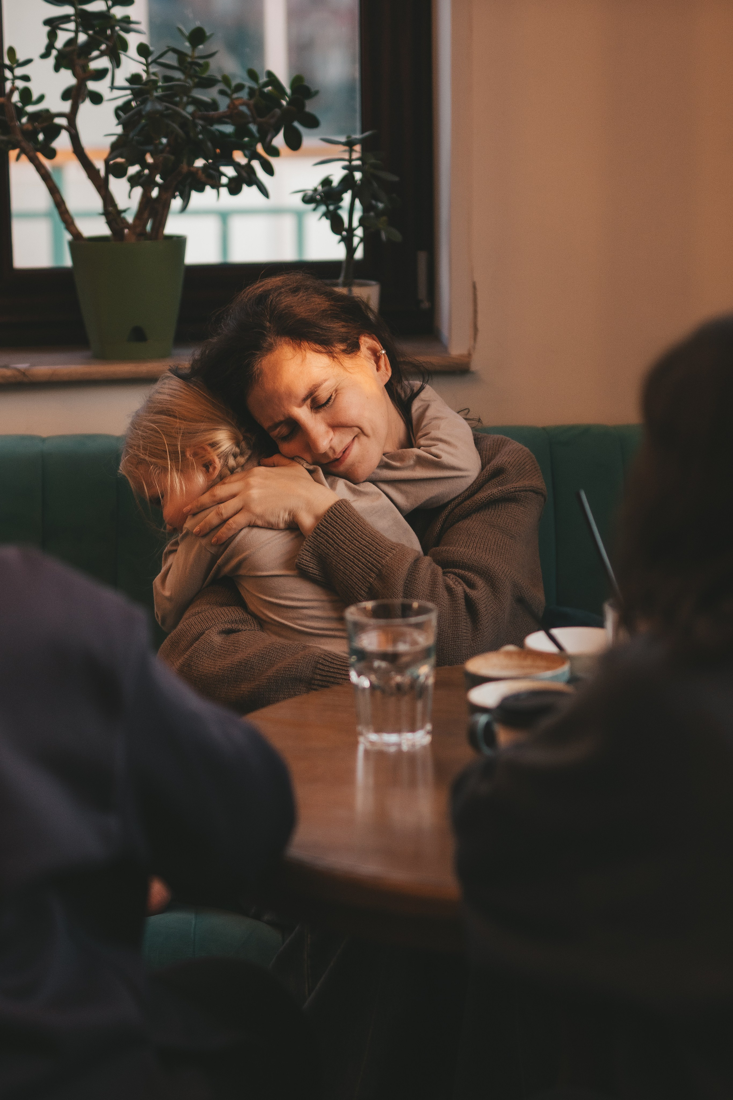 мама и дочка обнимаются