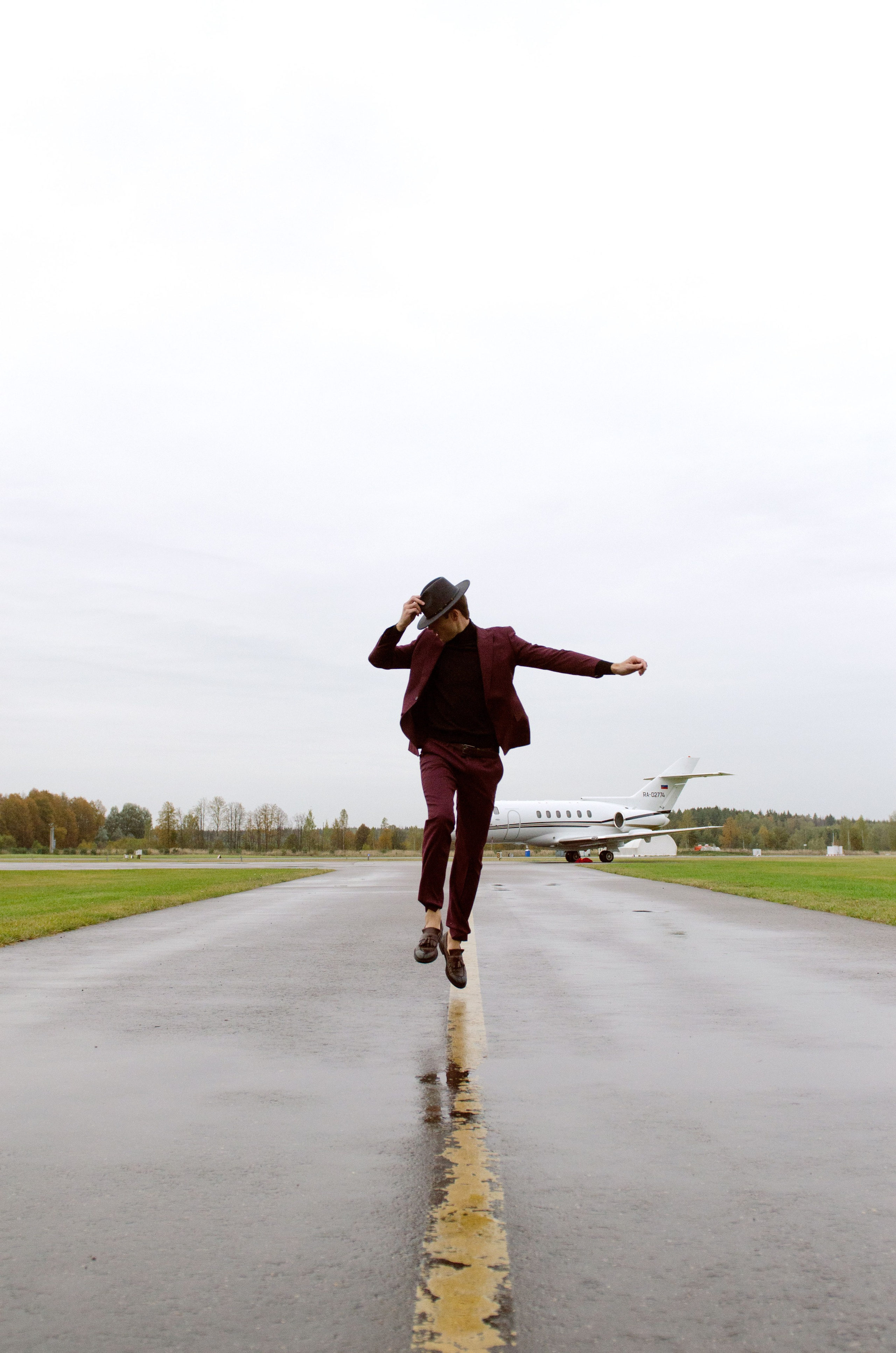 Свадебная фотосессия с самолетом. Фотограф Москва Настя Профотовна. Репортажные, свадебные и контент фотосессии