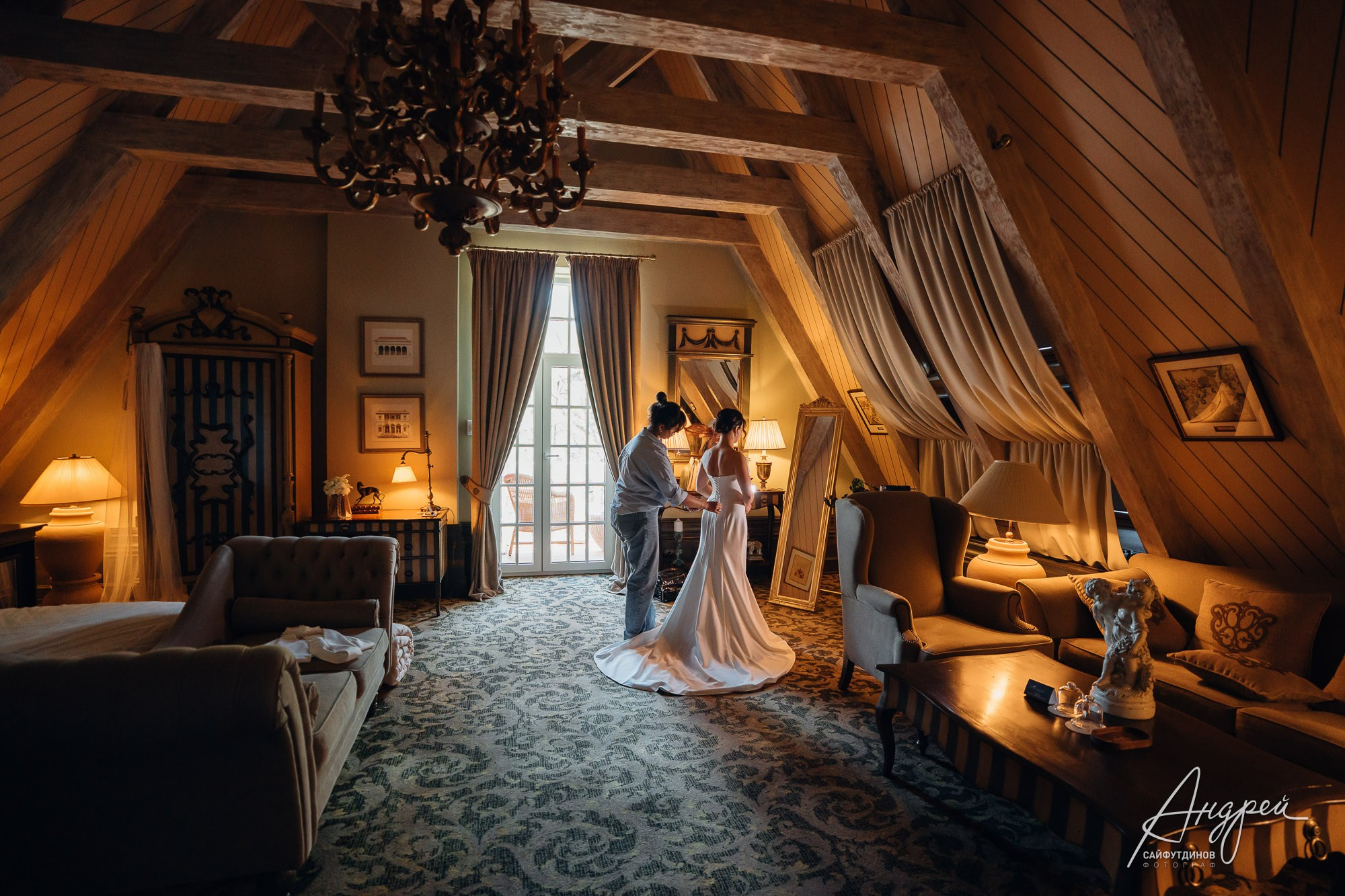 Подготовка невесты в номере «Голландец» парк-отеля Old House.