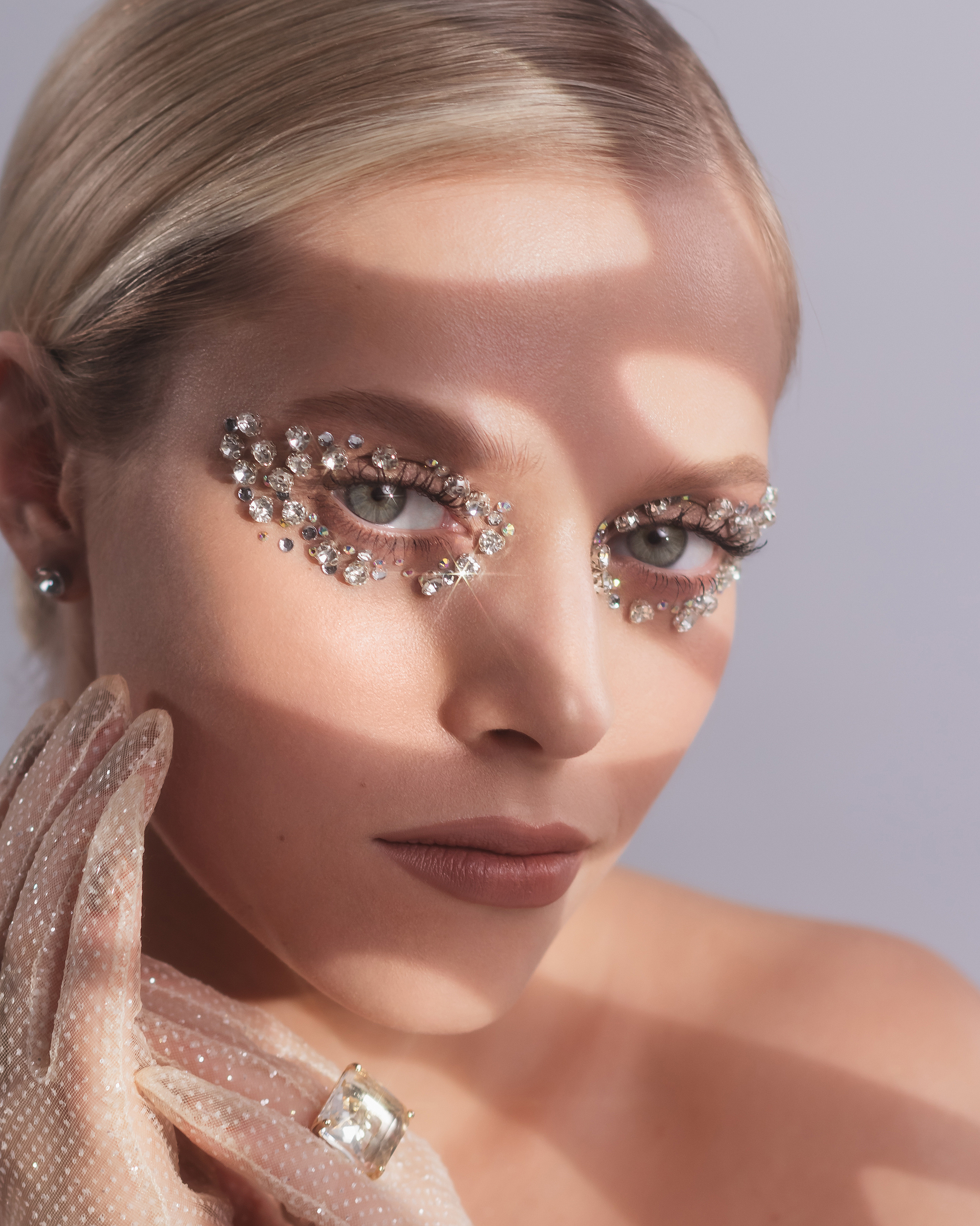 Портрет для бьюти-кампании, гармоничная цветовая палитра и мягкое освещение.