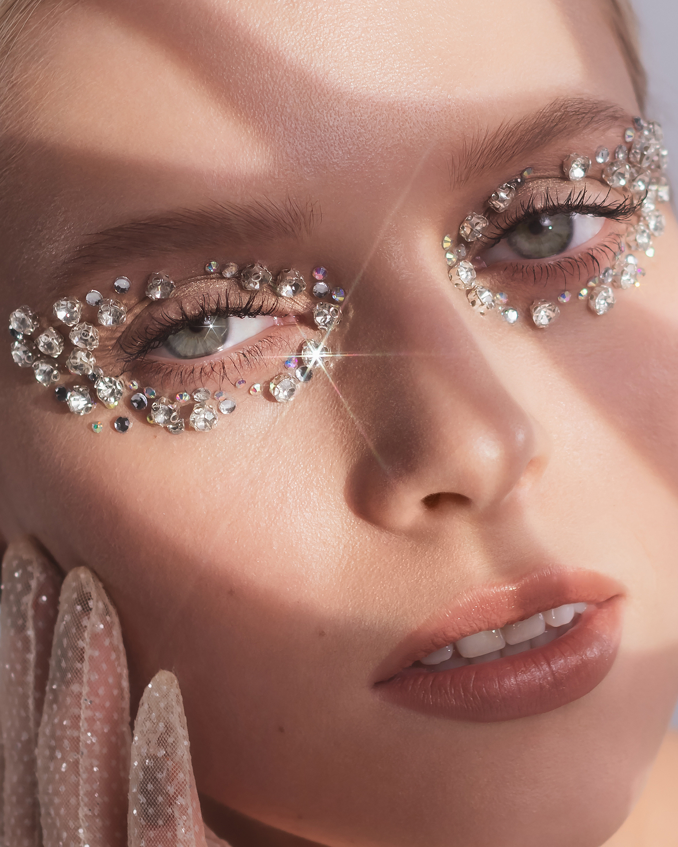 Женский портрет с сатиновой помадой для губ, мягкий фокус на сиянии.