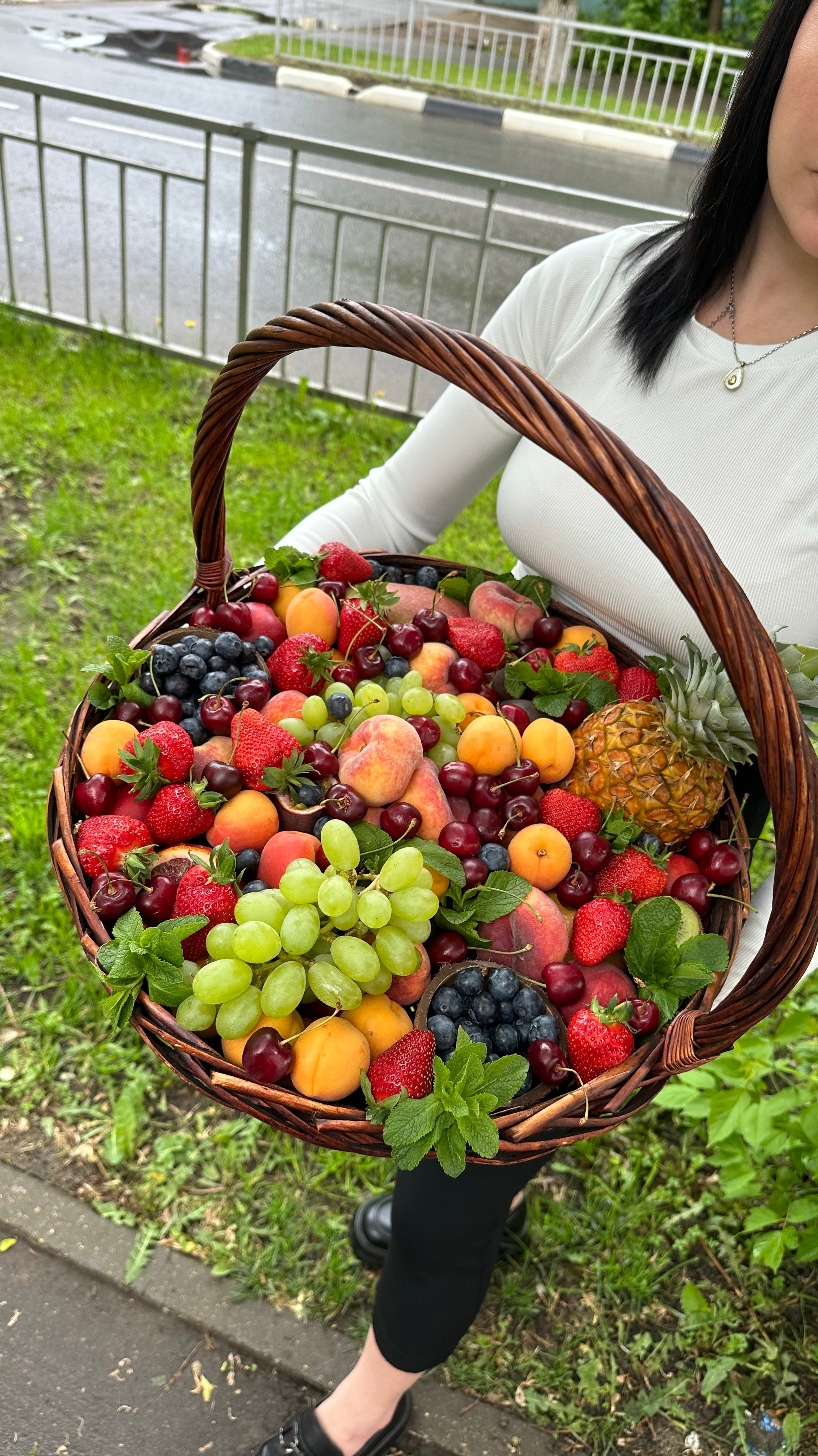 Корзины. Выездной кейтеринг, съедобные букеты, торты и сладости на заказ