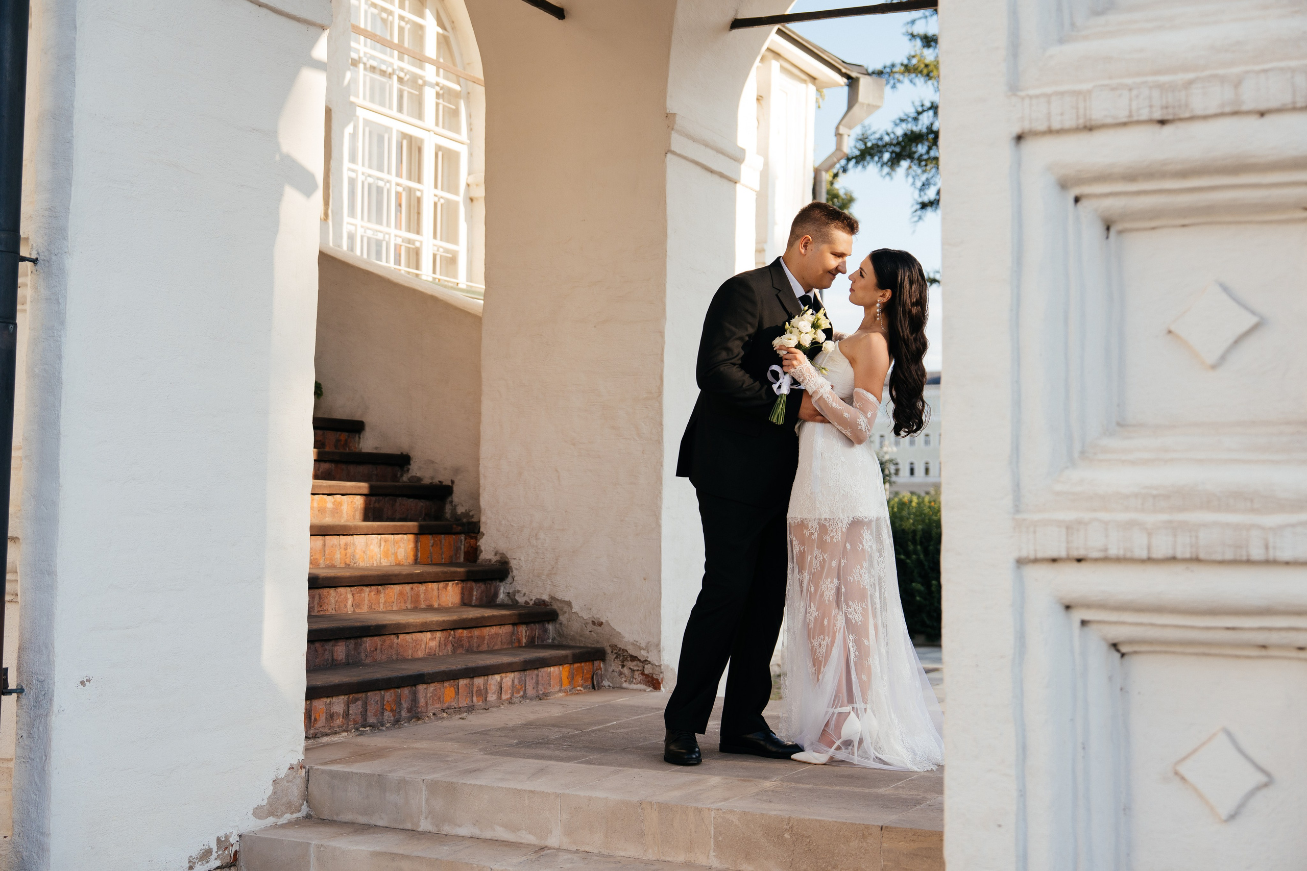 Свадебная фотосессия в Москве у высотки на Котельнической набережной. Свадебный фотограф в Москве Анна Полушина