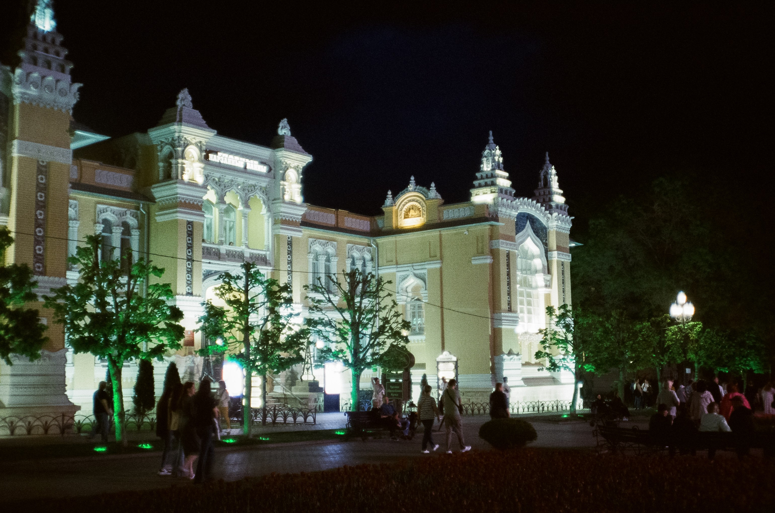 Курортный проспект Кисловодска вечером и поющие фонтаты