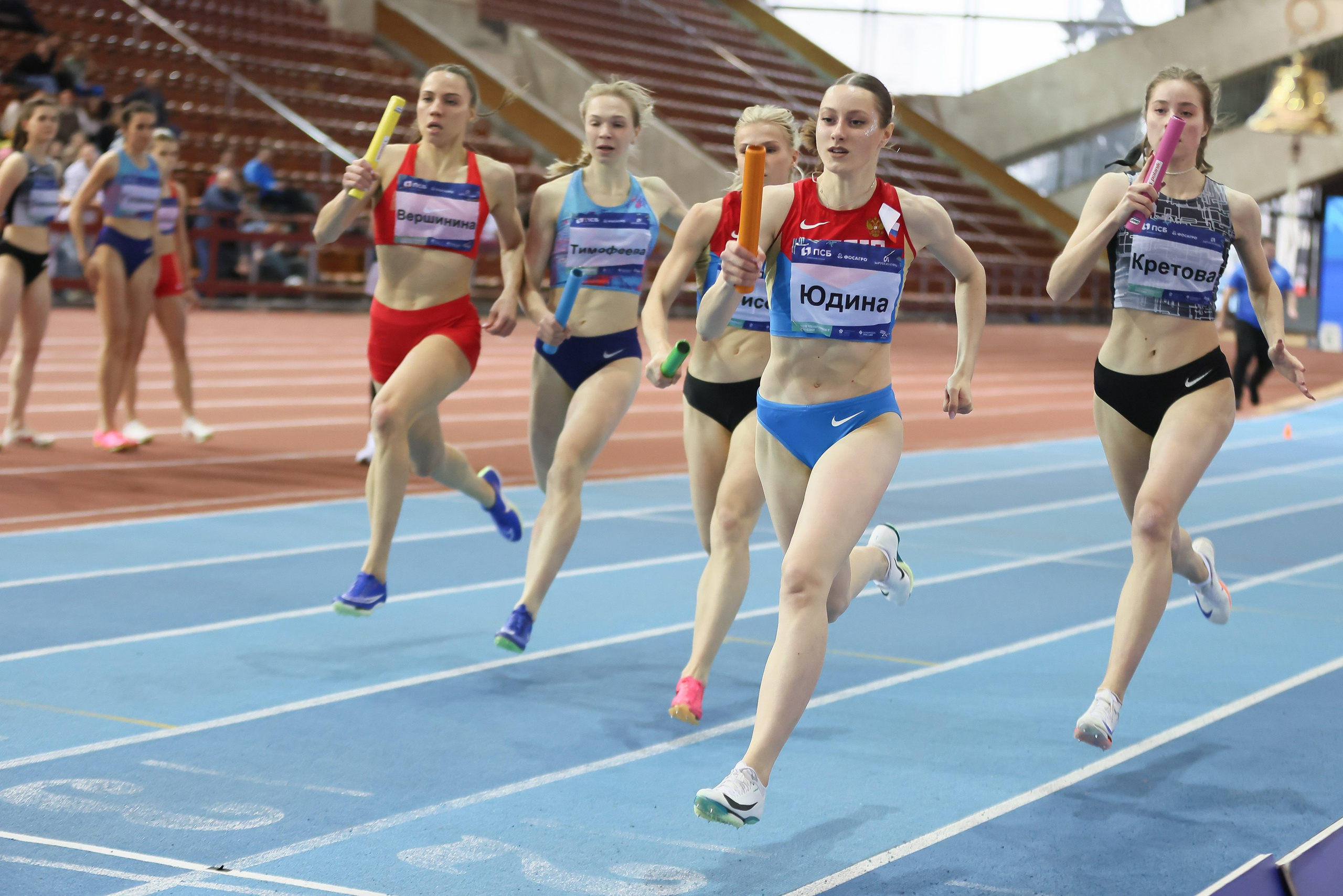 Бегуньи в эстафете финишируют в забеге