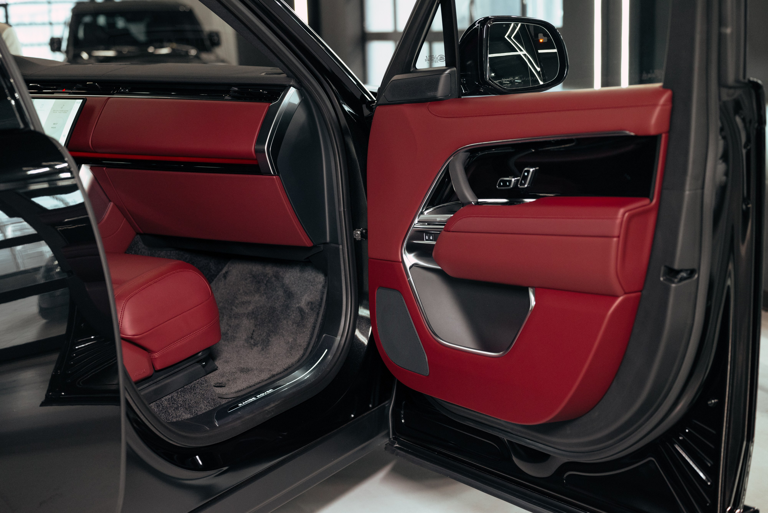 Range Rover black on red. DeLorein