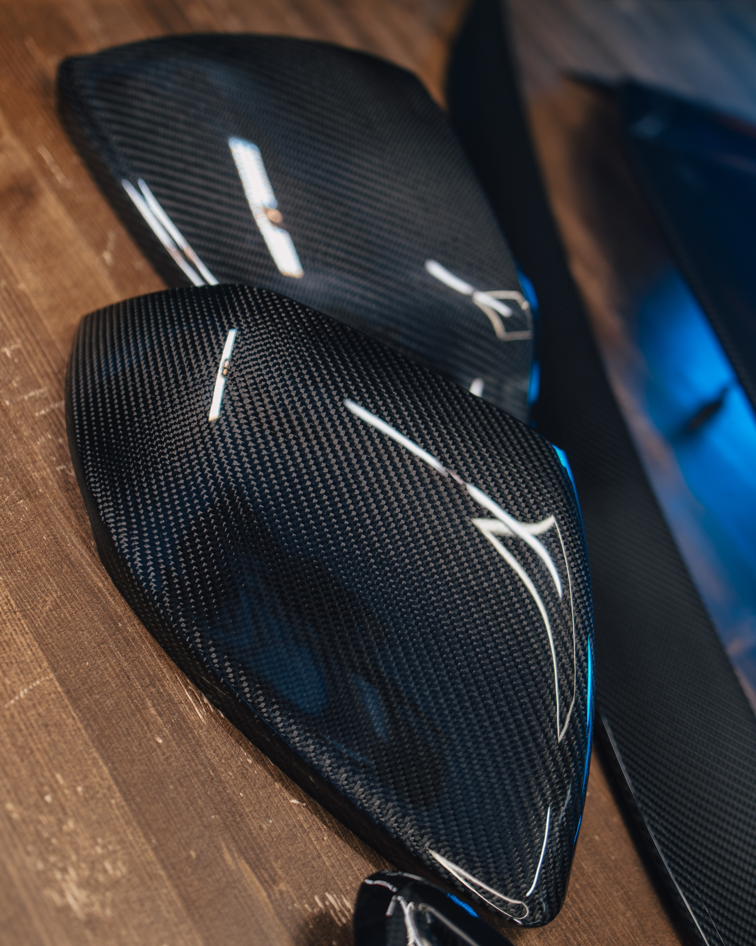 Lamborghini Urus ламинация карбоном вставок в капот, спойлеров, крышки багажника и зеркал. DeLorein