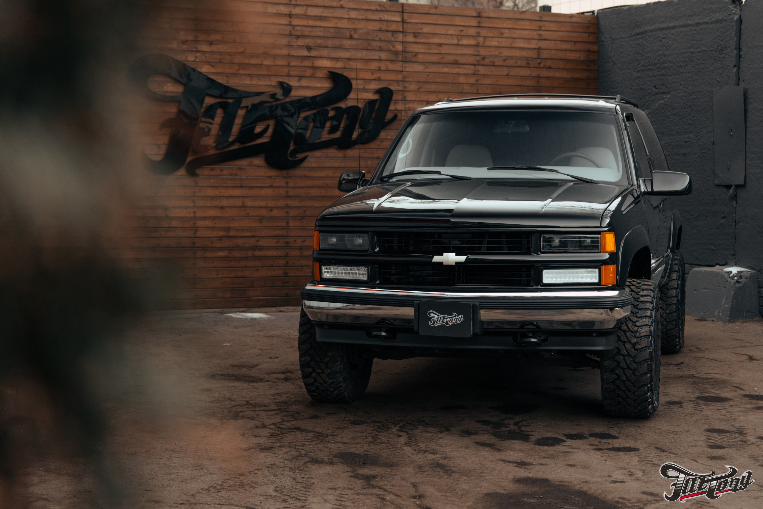 Chevrolet Tahoe I ремонт по кузову и окрас, пошив салона. DeLorein