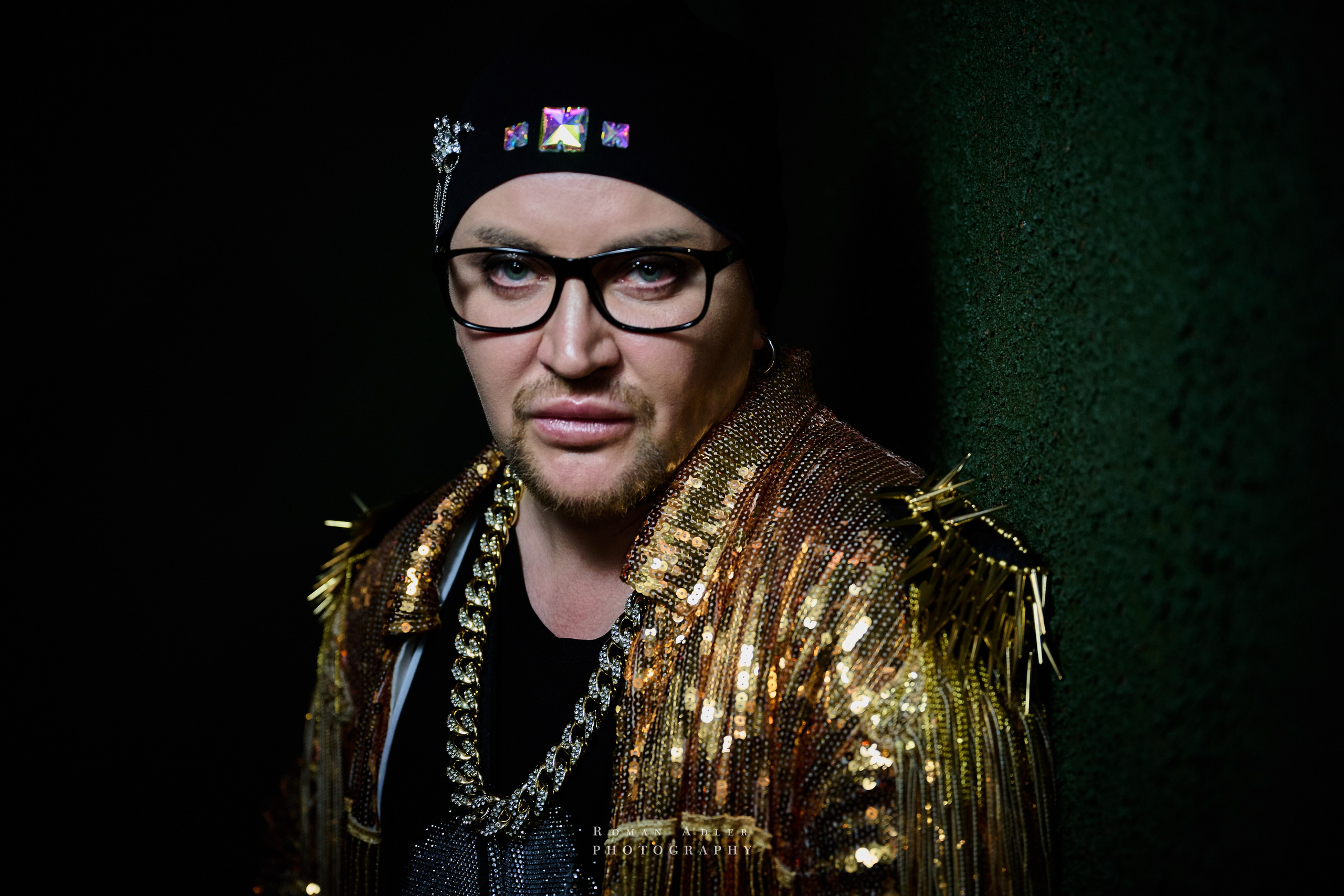 Шоумен Женя Цой. Фотограф Роман Адлер