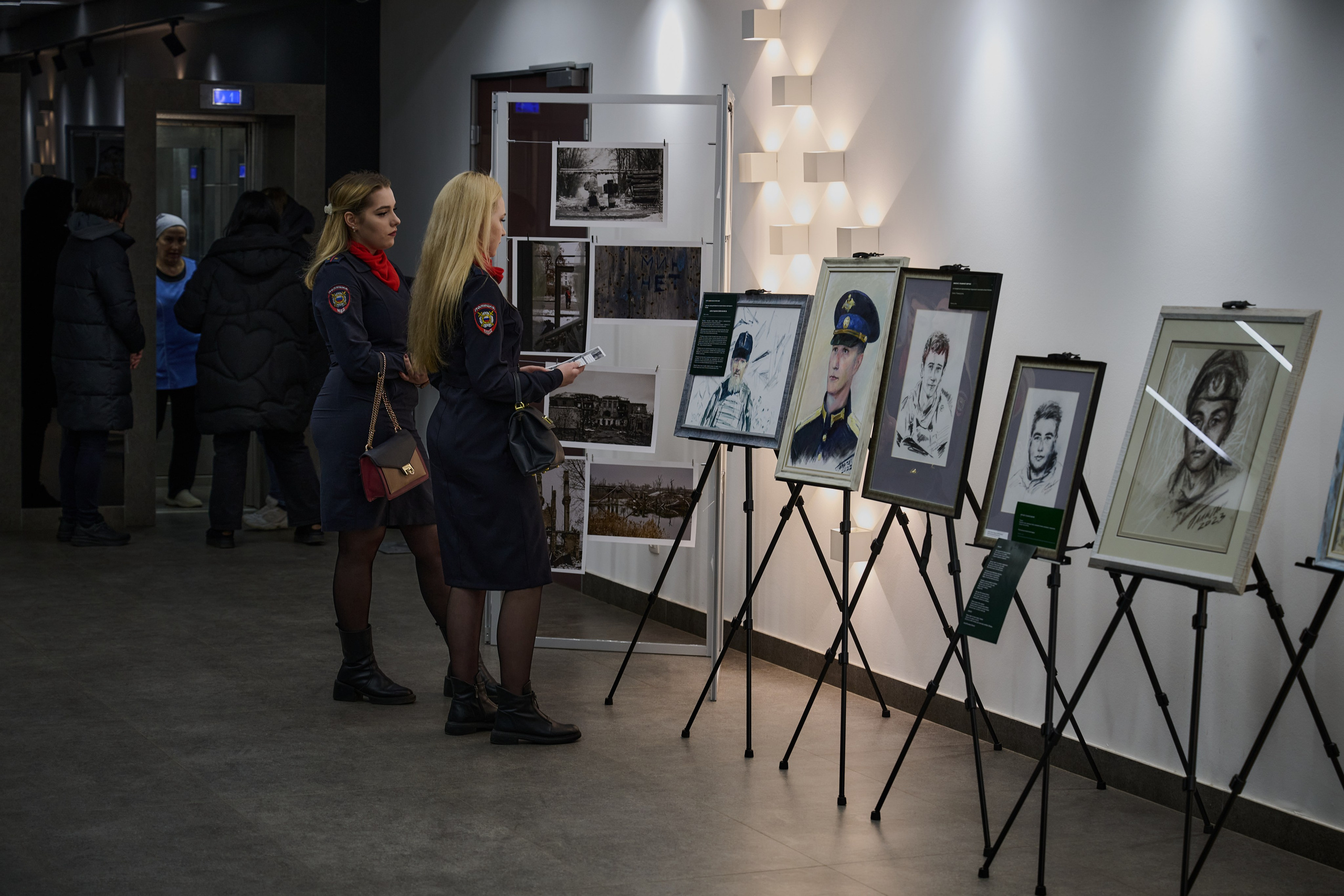 Фотовыставка «Территории» в Росгеолфонде. Фотограф Роман Адлер