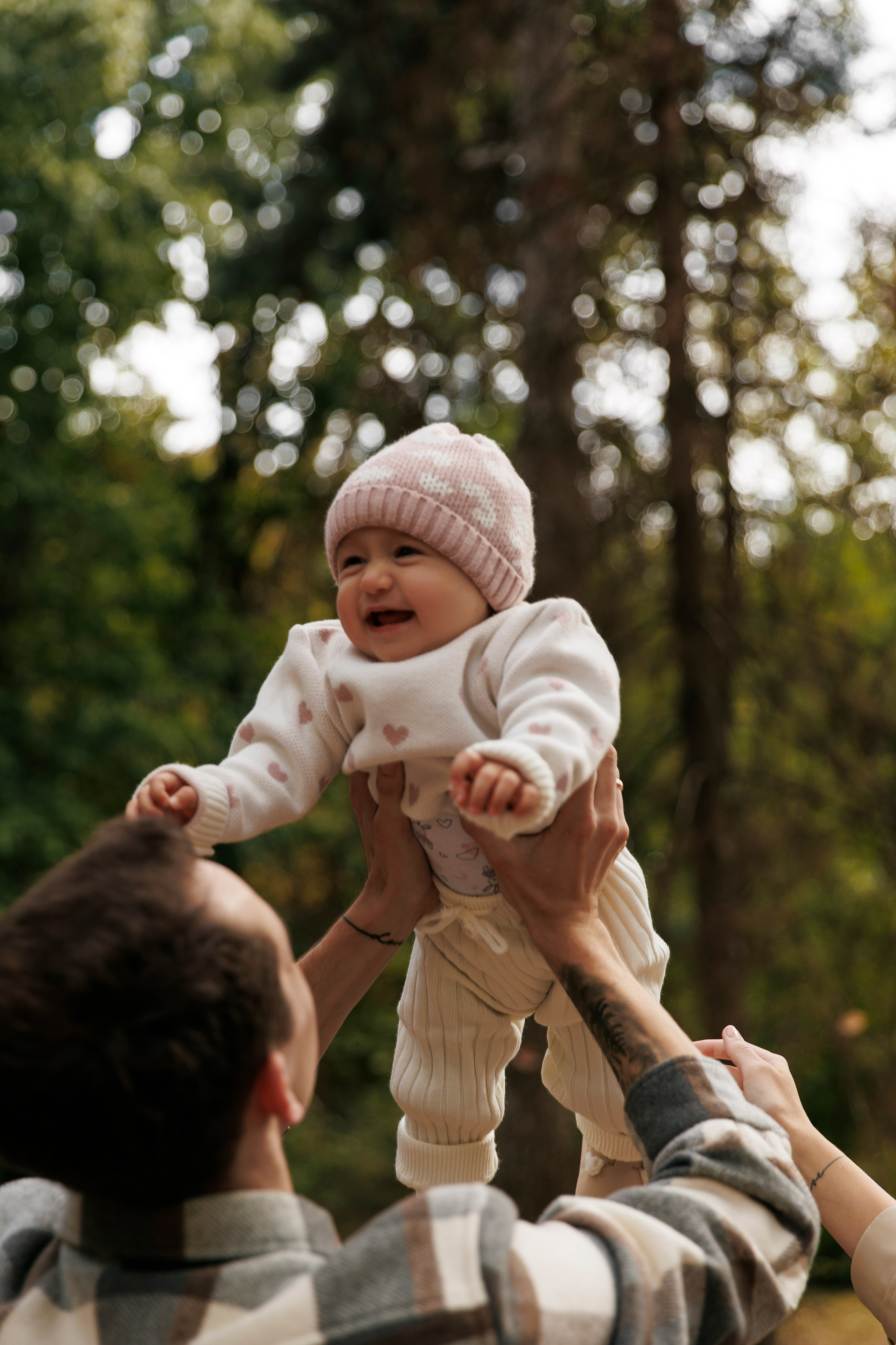 «Embracing Autumn: A Family Adventure Amidst Golden Leaves»