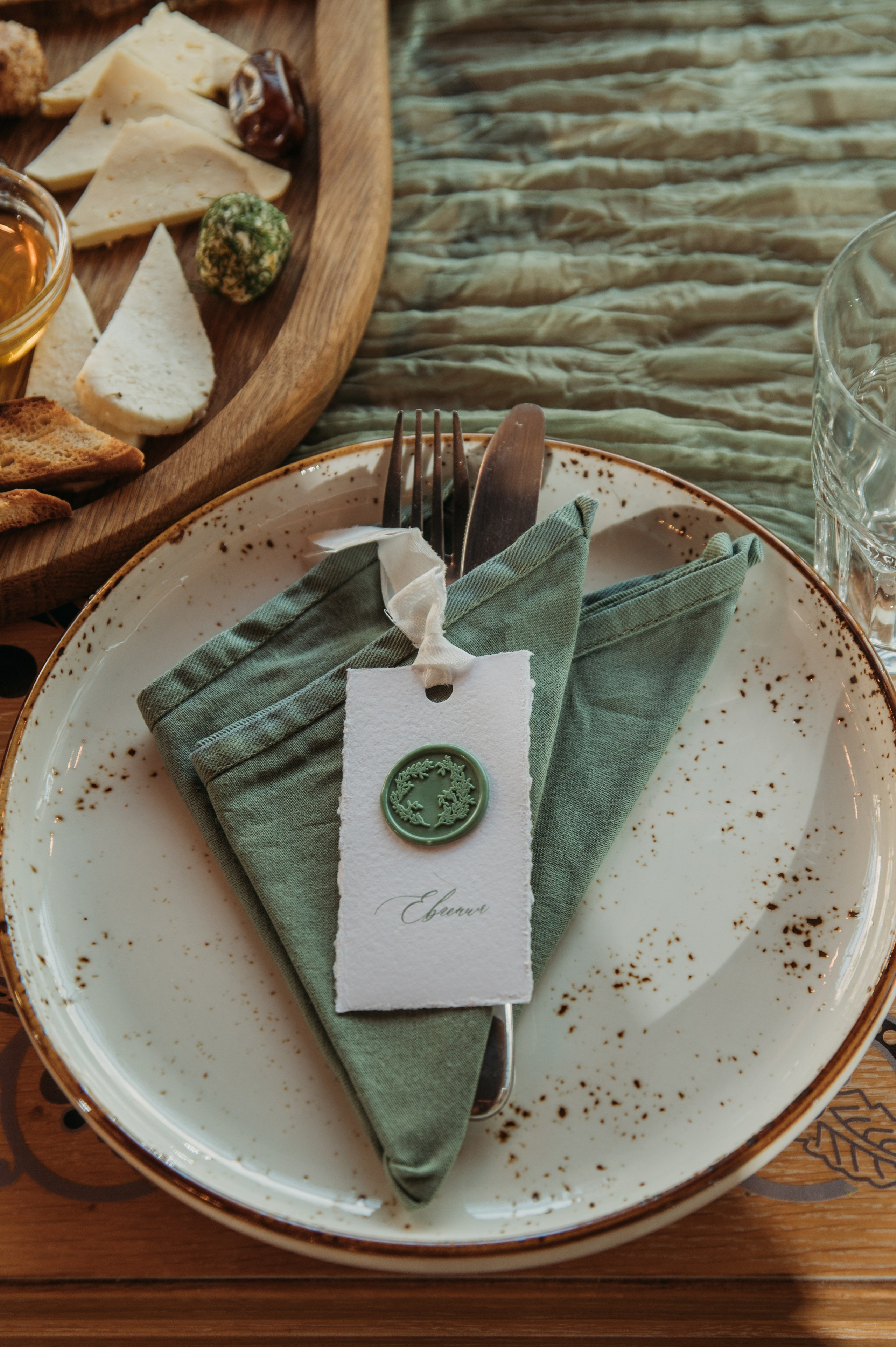 Свадебная фотосессия в Завидово гольф поле с утром невесты и красивым свадебным банкетом. Свадебный фотограф в Твери, Москве и Санкт-Петербурге Денисова Екатерина