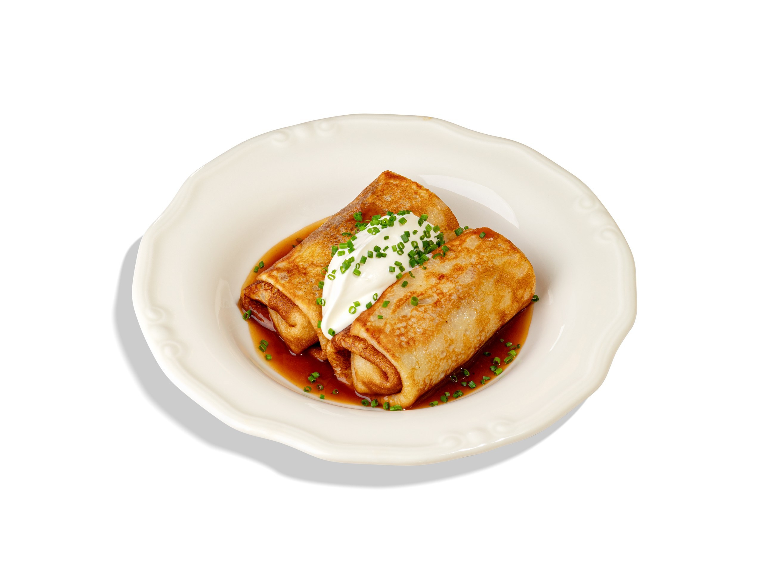 БЛИНЫ С МЯСОМ — 750Р. Блины с хрустящей корочкой с начинкой из фарша говядины, репчатого лука и паприки. Подаются на соусе демиглас и украшаются сметаной. 