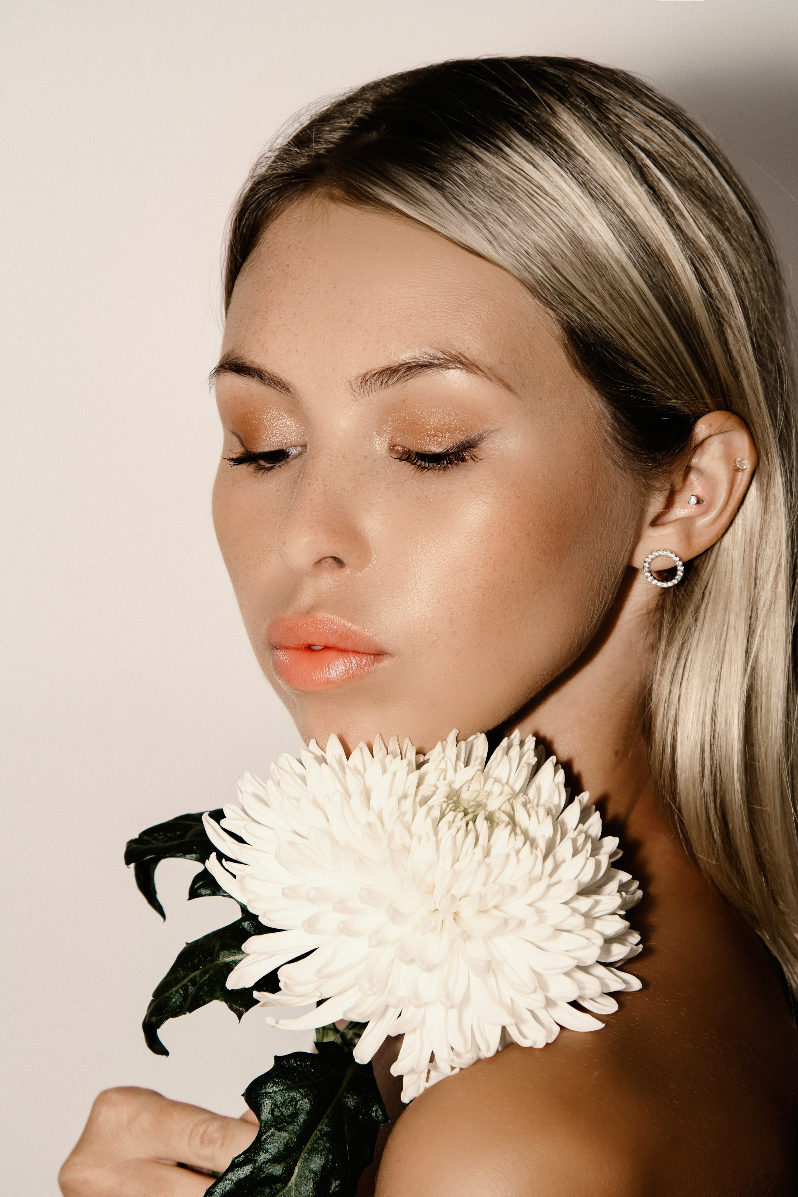 Портретная с цветком. Фотографы в Тюмени Андрей и Лидия Войвод