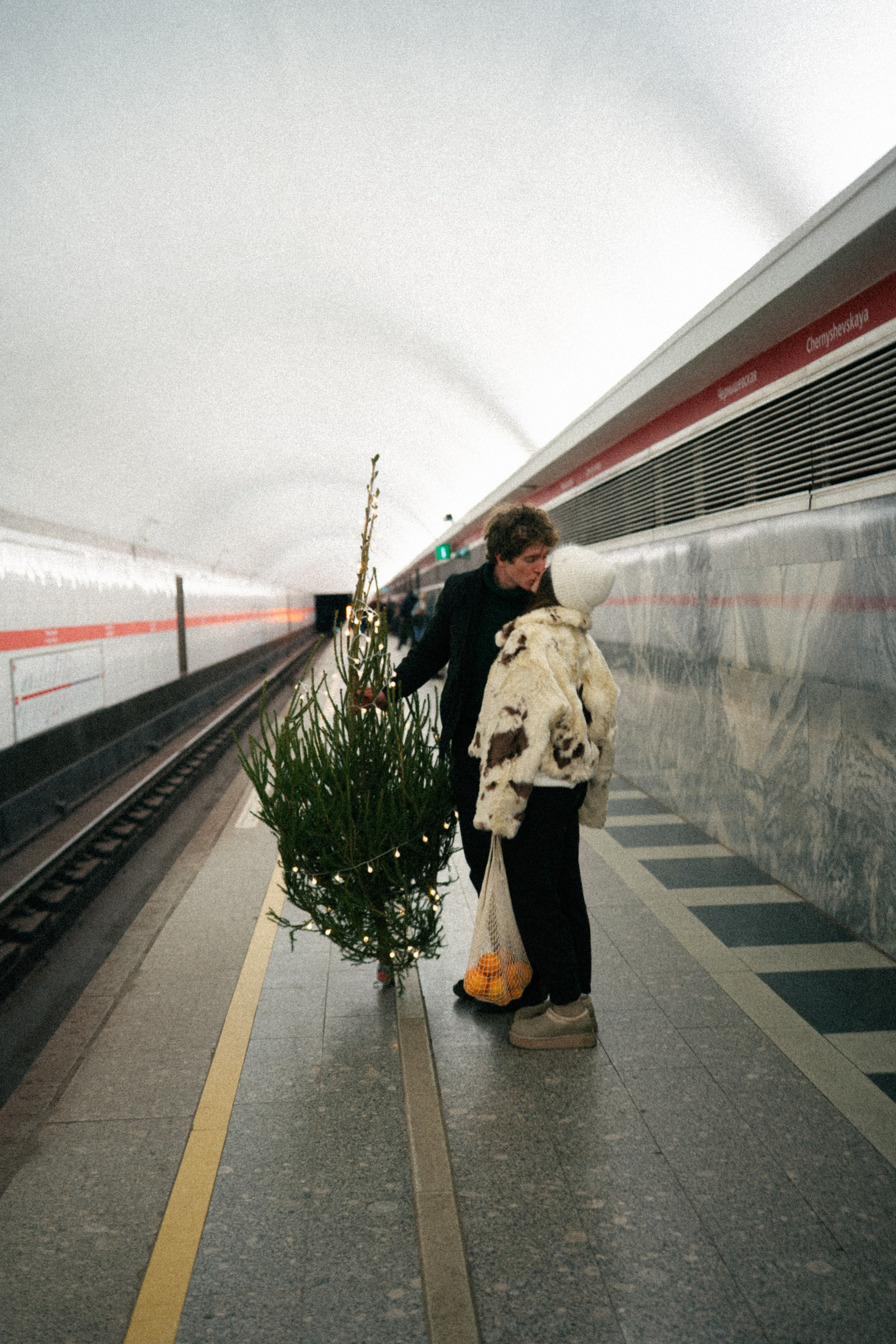 НОВОГОДНЯЯ ПРОГУЛКА ПАРЫ ПО ЧЕРНЫШЕВСКОЙ ПЕРЕД НОВЫМ ГОДОМ. Профессиональный фотограф, Санкт-Петербург — Виктория Богомолова