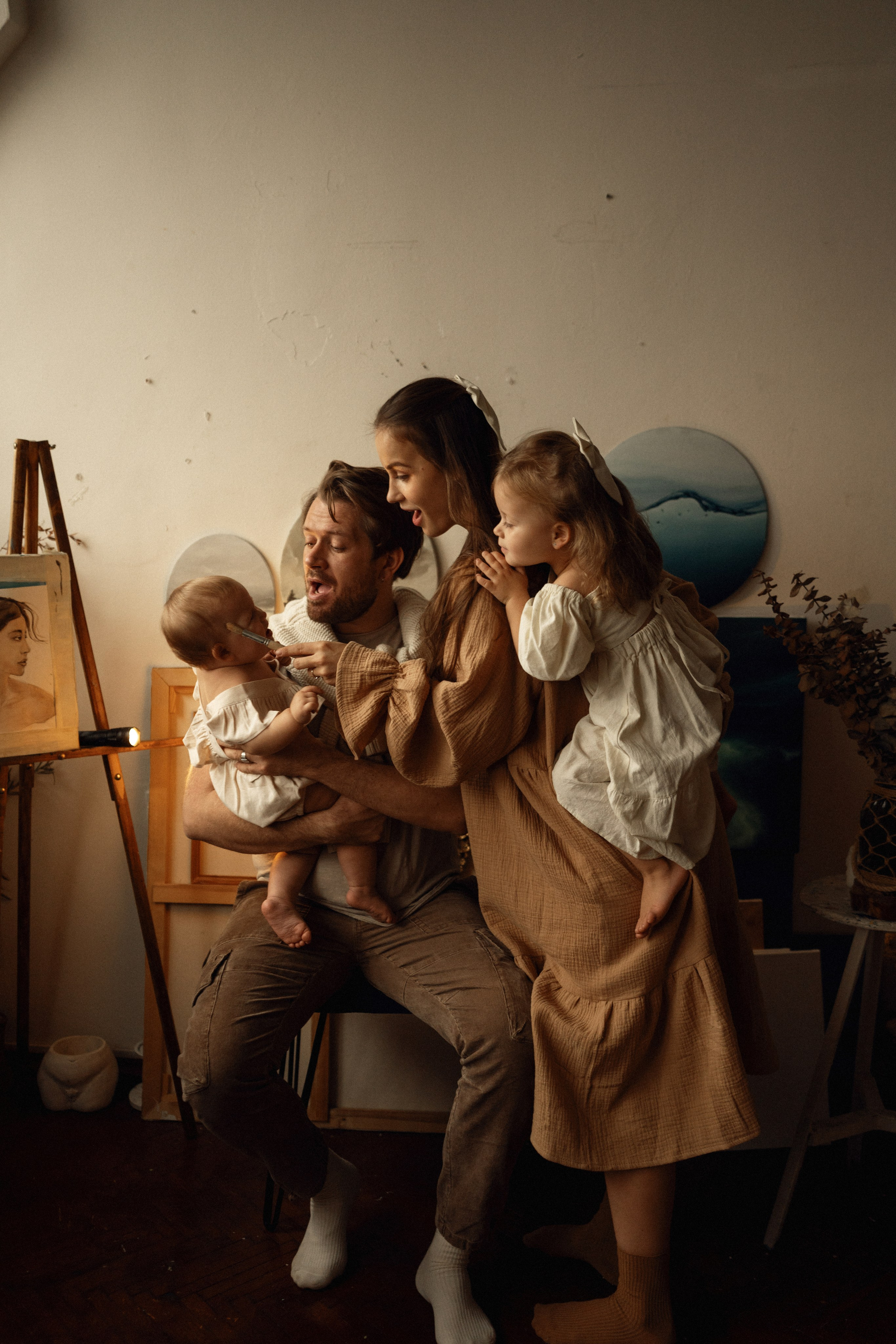 В мастерской художника. Семейный фотограф Москва. Фотограф беременности и материнства Москва