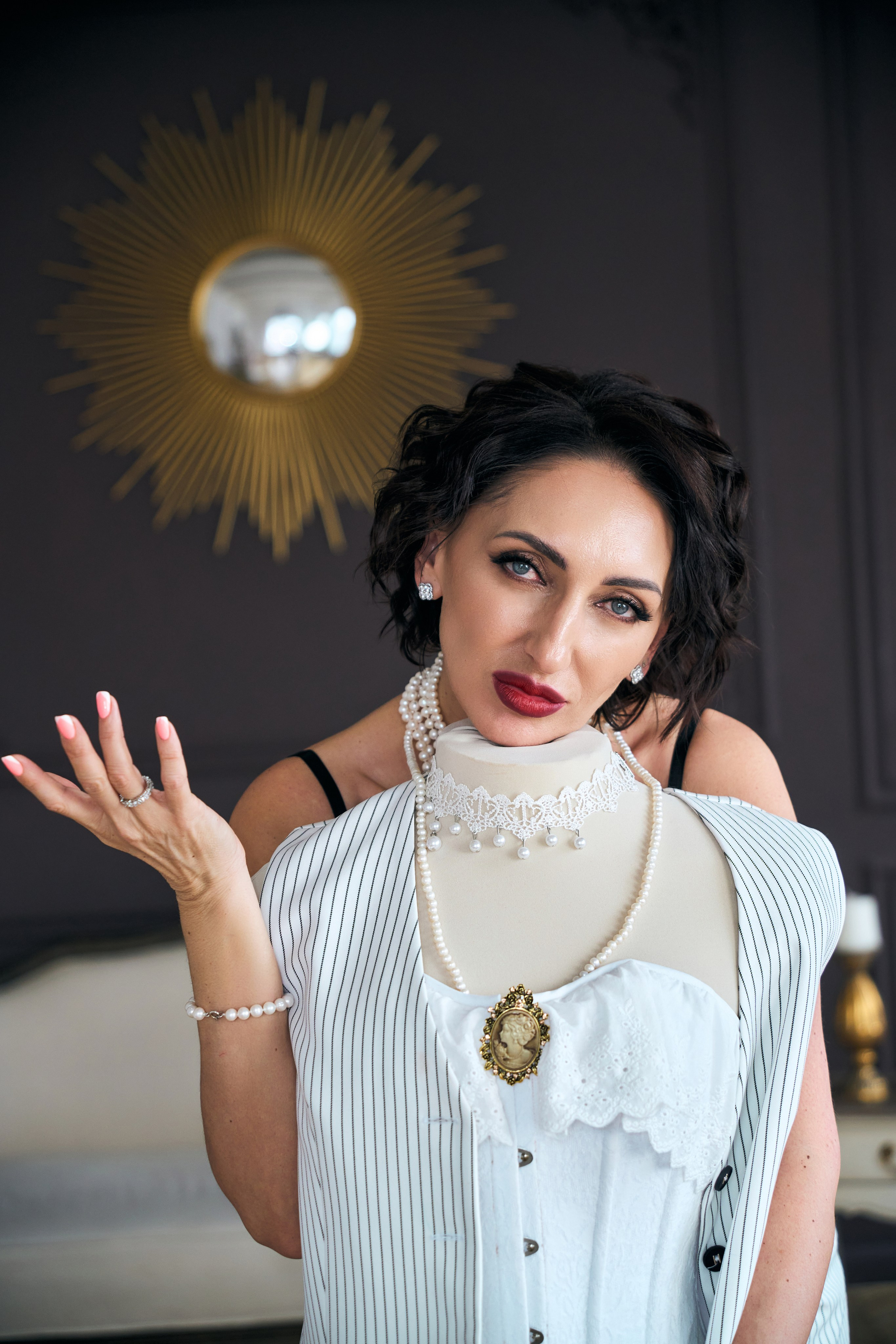 Фотография, сделанная во время профессиональной фотосессии. На ней изображена модель или группа людей в студии или на открытом воздухе. В кадре присутствуют студийное освещение и реквизит.