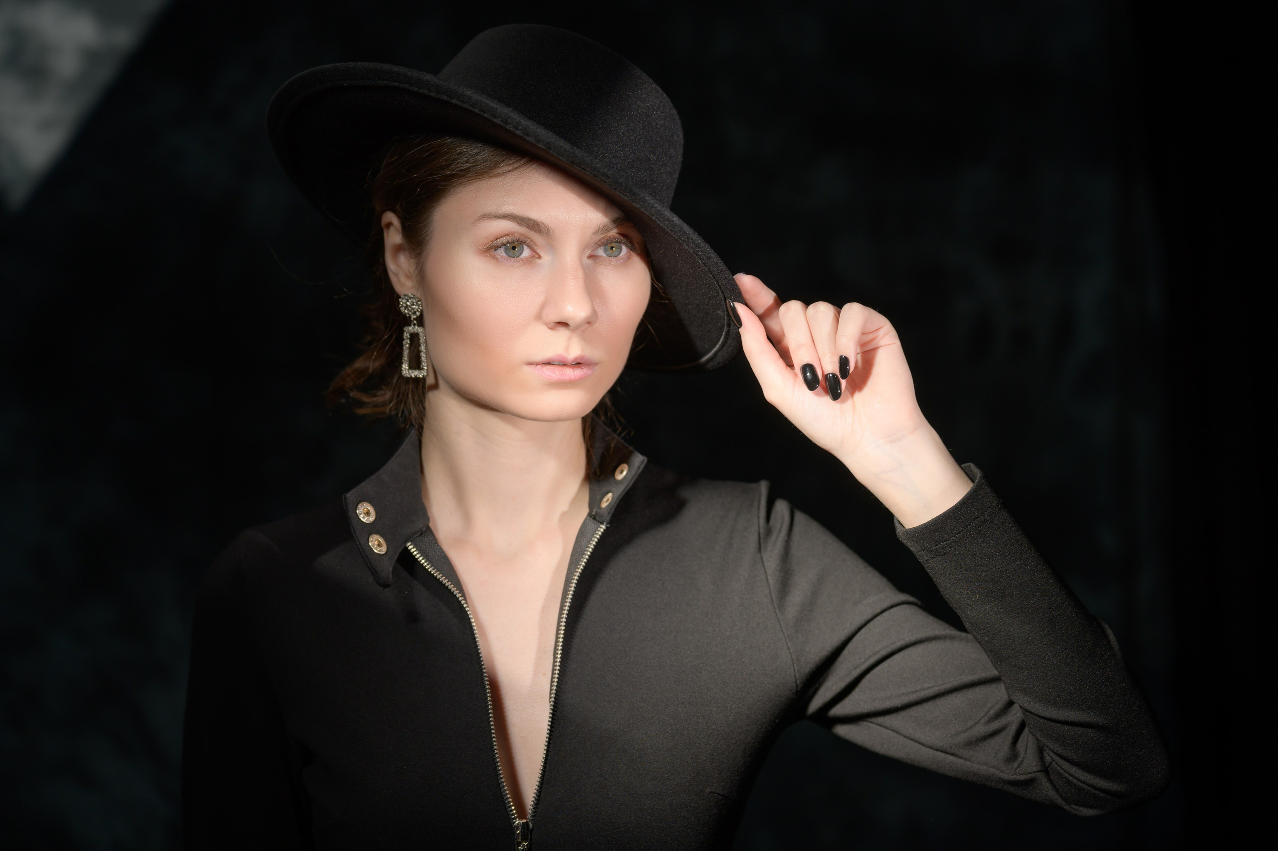 Цветная фотография. Портрет. Девушка в шляпе. Снято с постоянным светом в студии.