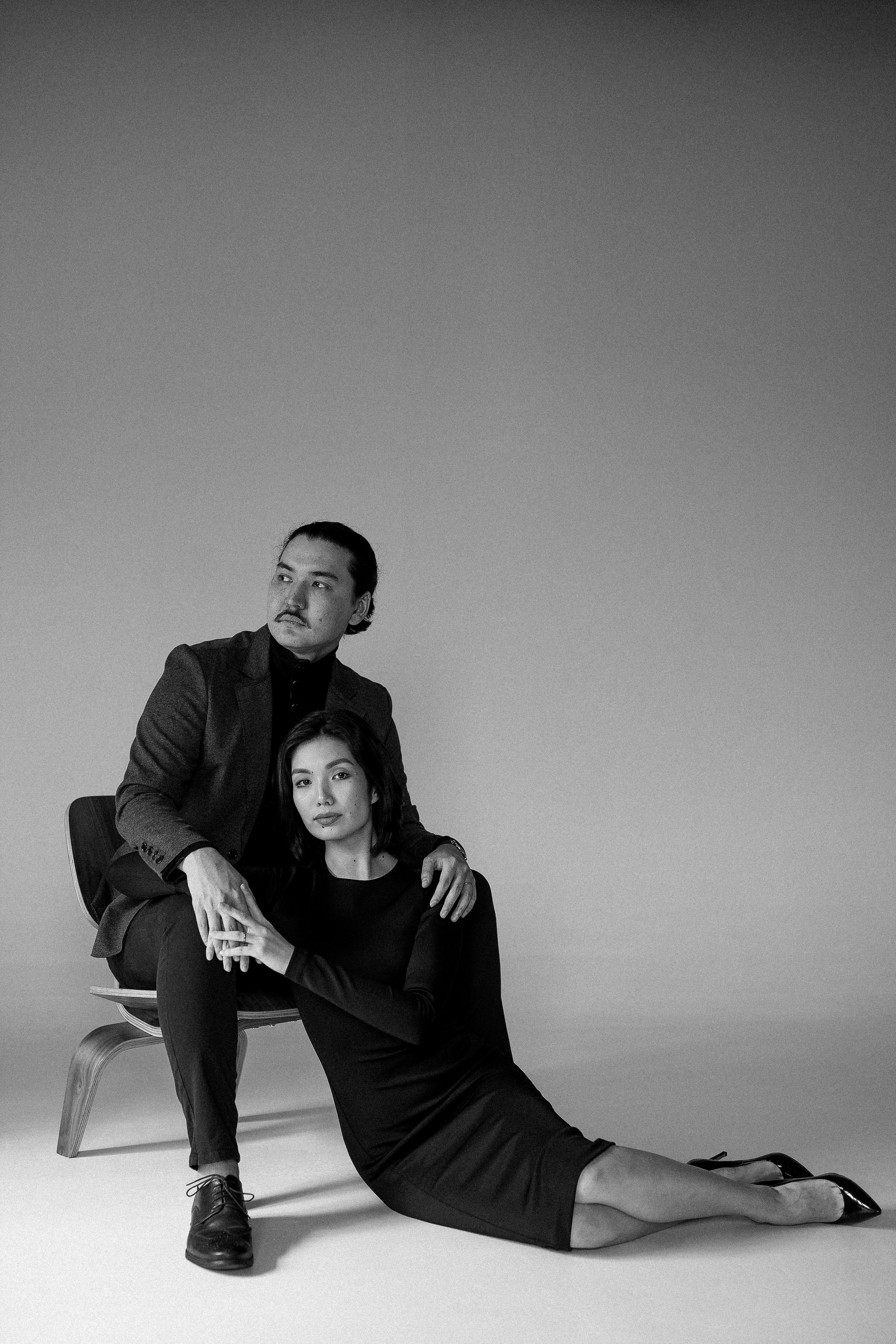 Парная фотосессия на белом фоне. Свадебный и семейный фотограф в Алматы Алексей Балышев